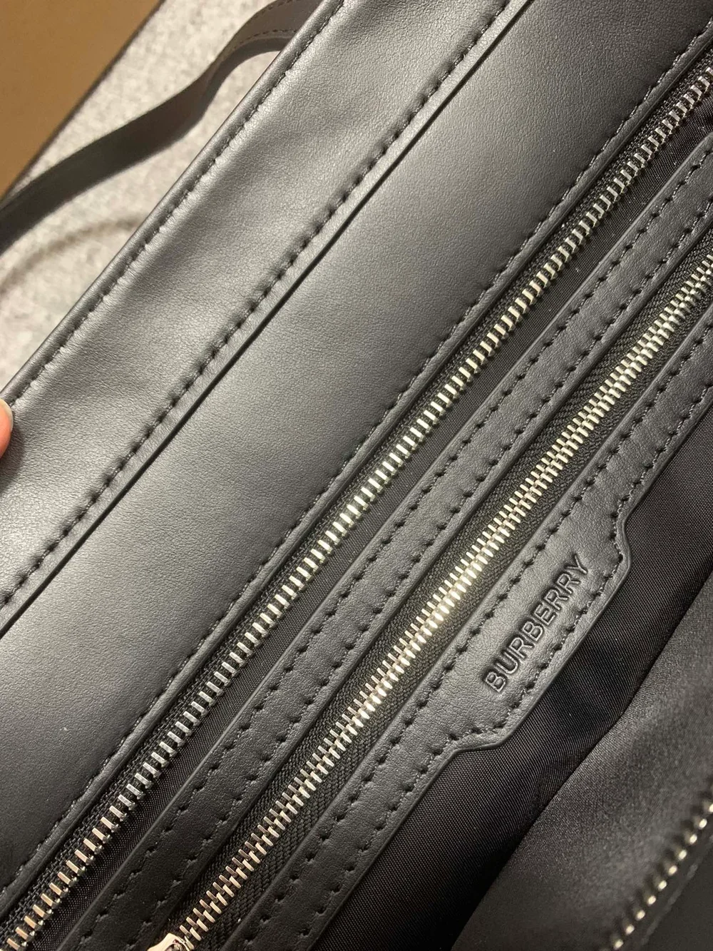 버버리 나일론 토트백 미디엄 블랙