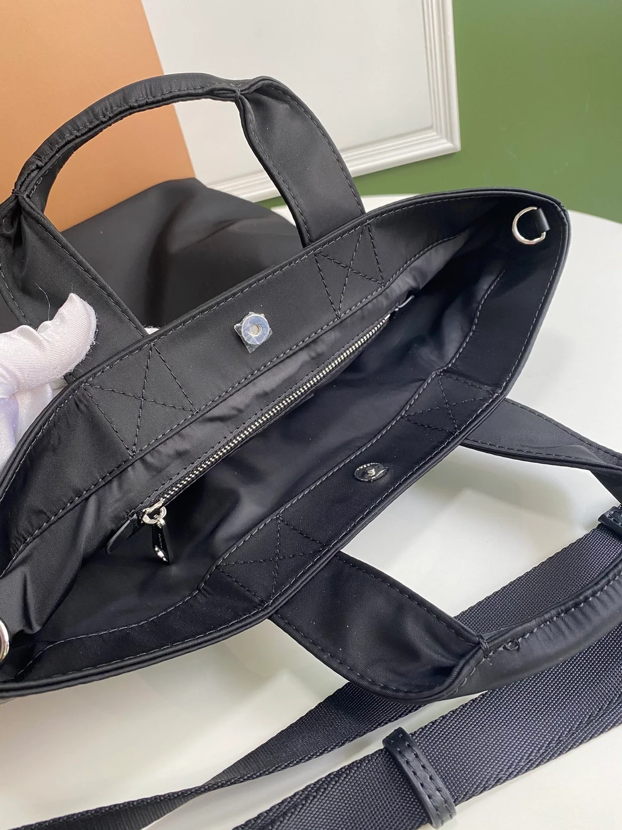 버버리 로고 프린트 나일론 토트백