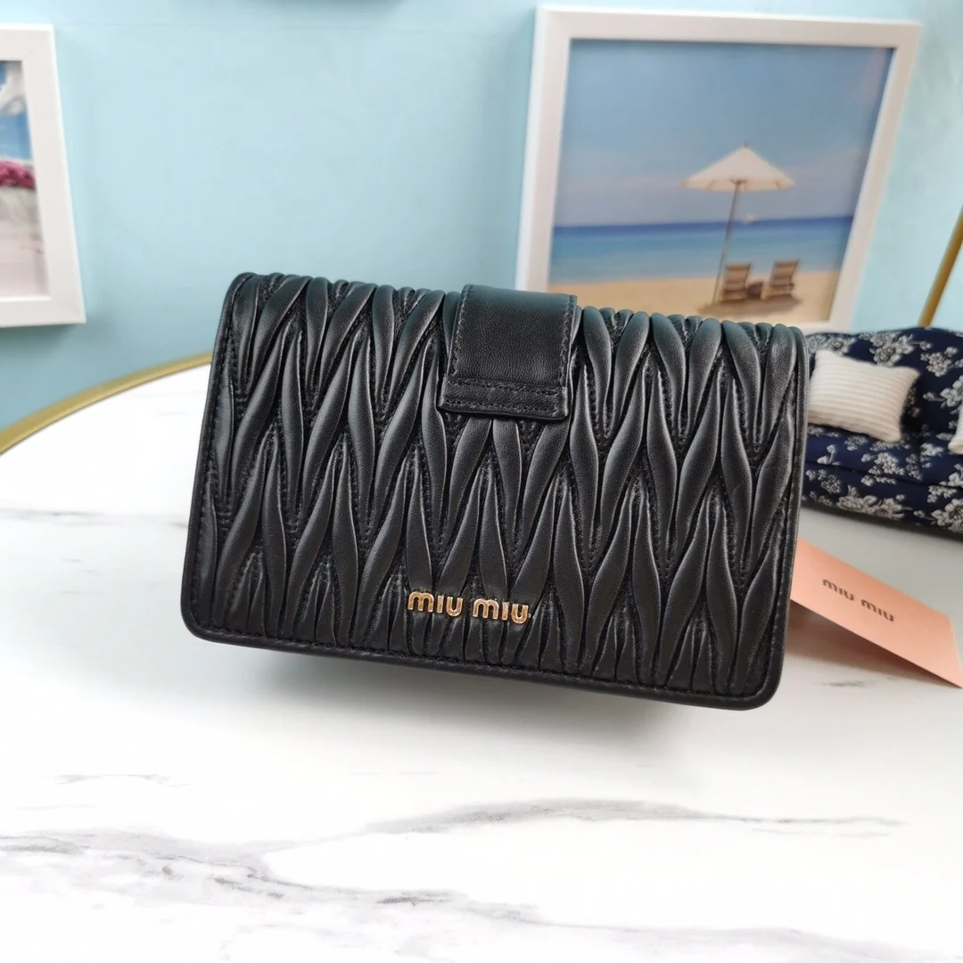 미우미우 마테라쎄 가죽백 블랙