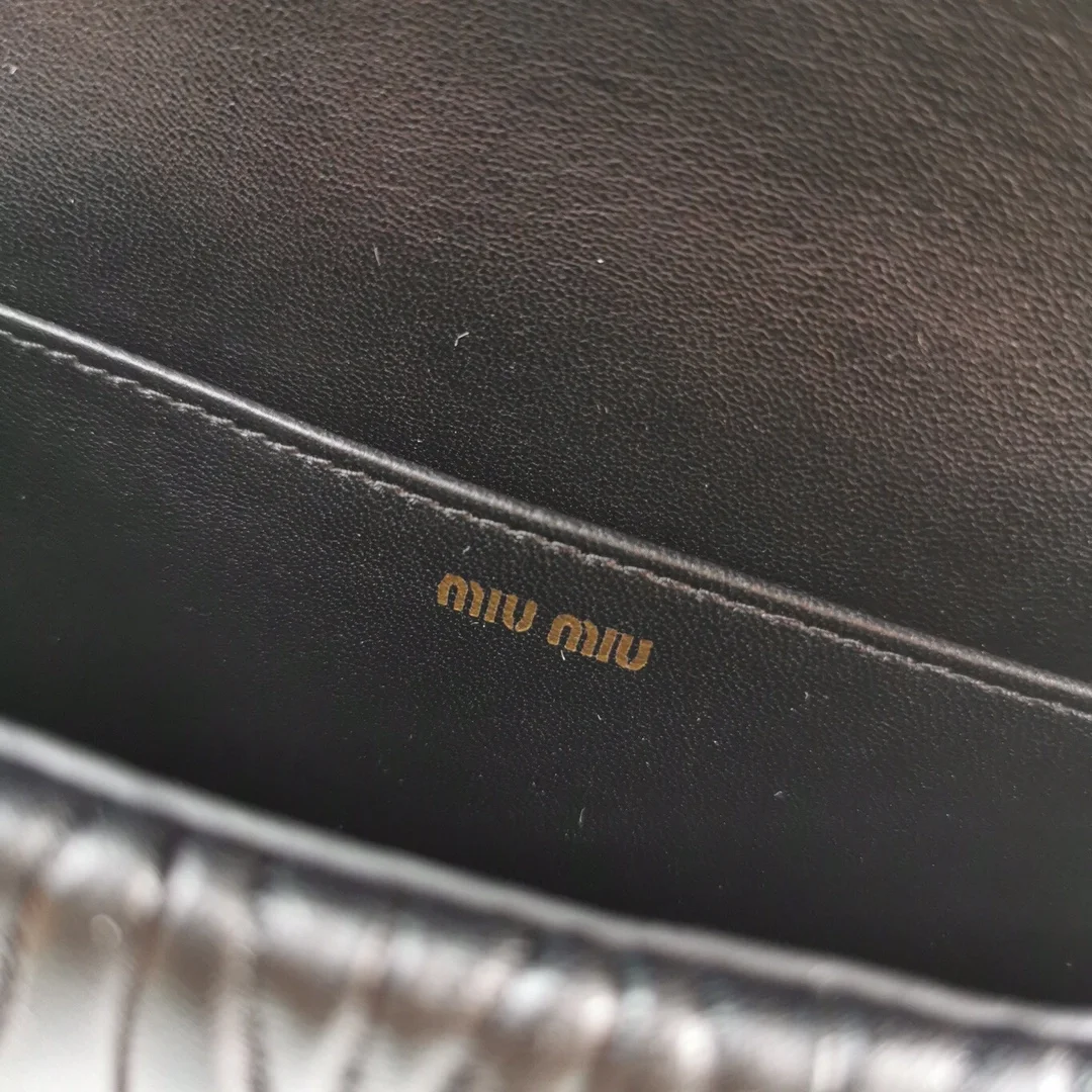 미우미우 마테라쎄 가죽백 블랙