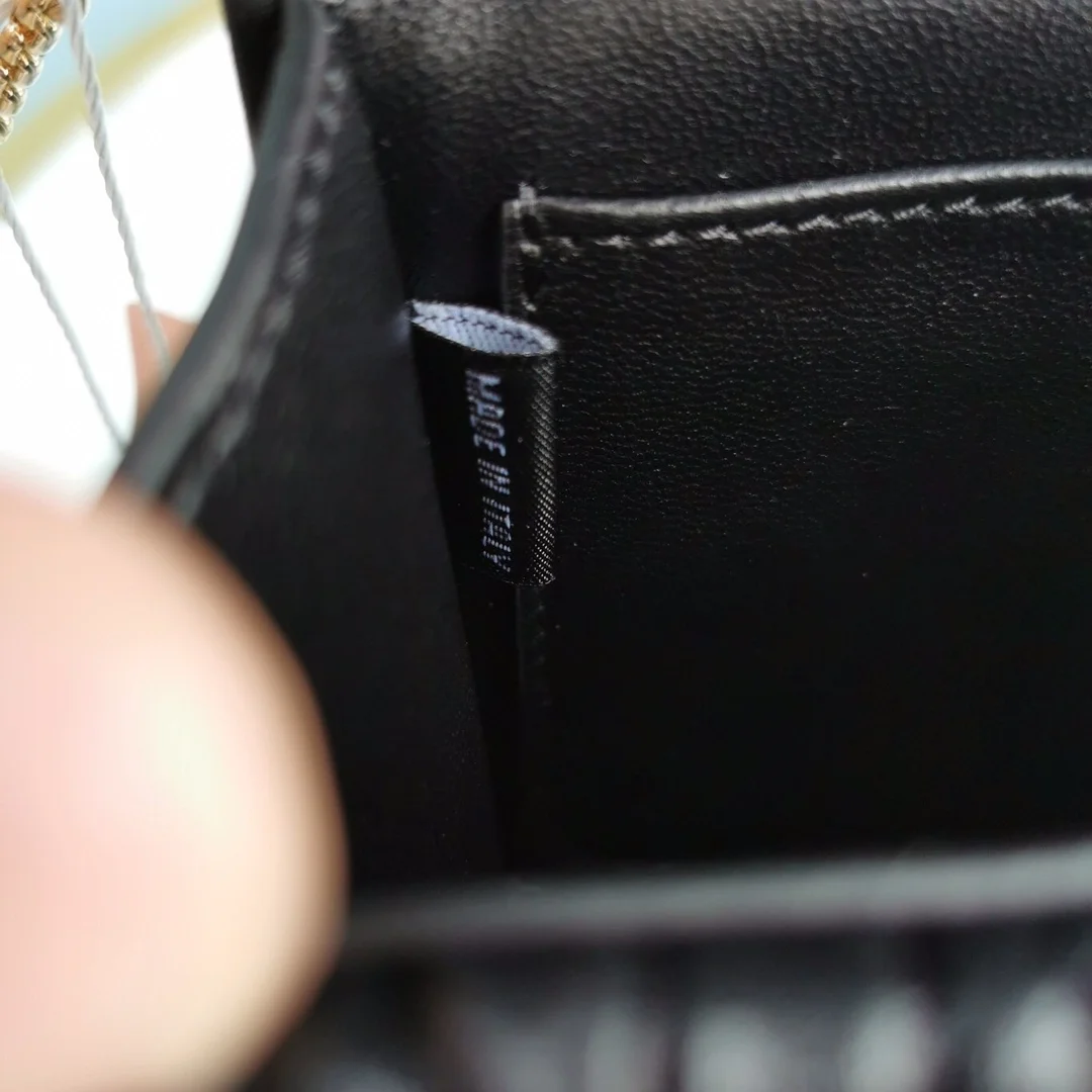 미우미우 마테라쎄 가죽백 블랙