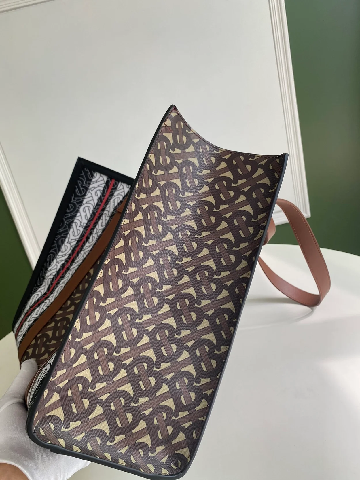 버버리 스몰 모노그램 스트라이프 토트백