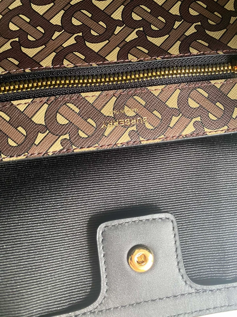 버버리 스몰 모노그램 스트라이프 토트백