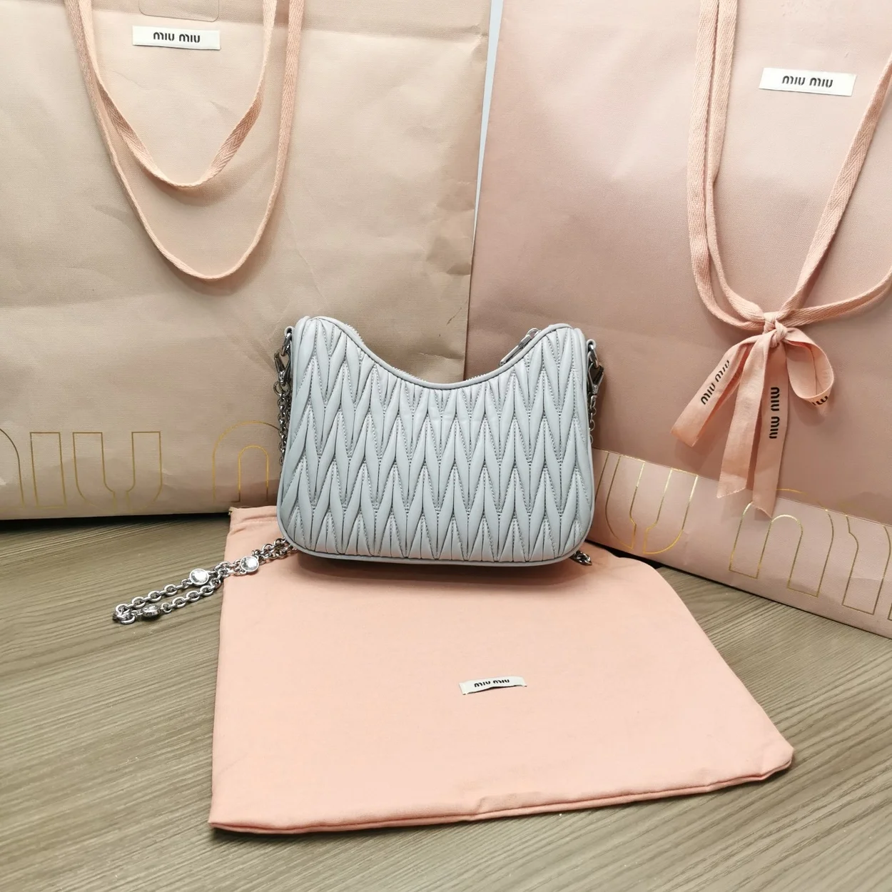 미우미우 마테라쎄 나파 가죽 숄더백 크리스탈 콘플라