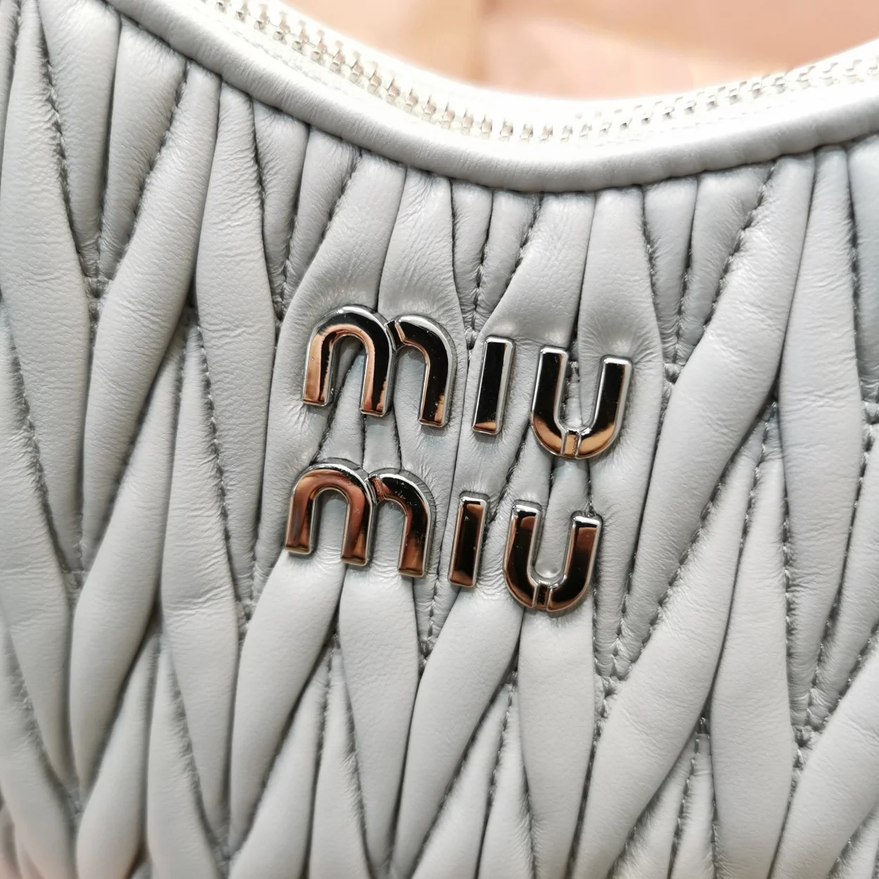 미우미우 마테라쎄 나파 가죽 숄더백 크리스탈 콘플라