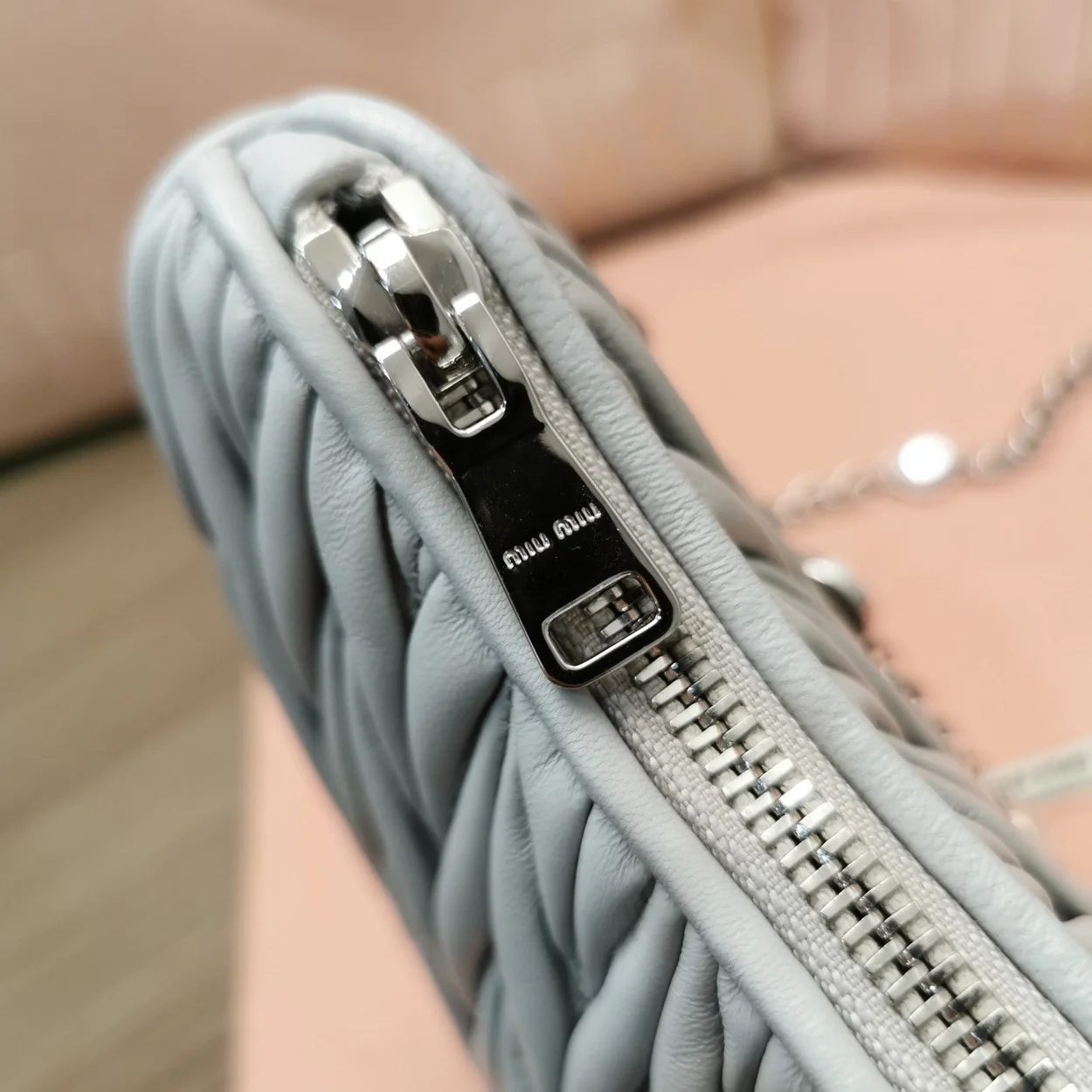 미우미우 마테라쎄 나파 가죽 숄더백 크리스탈 콘플라