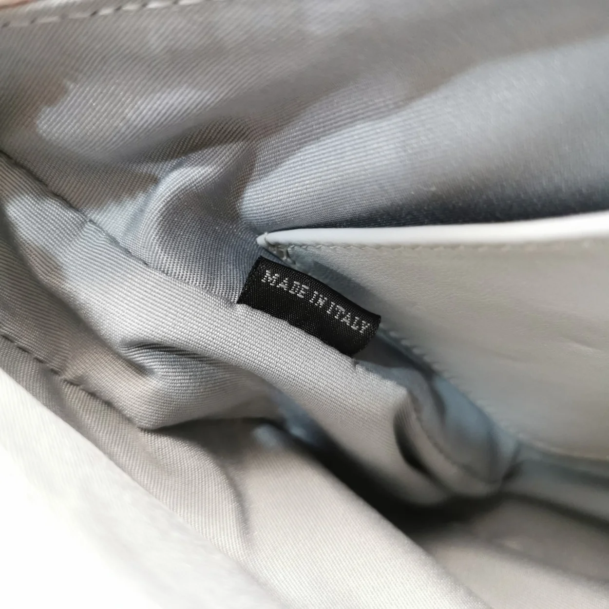 미우미우 마테라쎄 나파 가죽 숄더백 크리스탈 콘플라