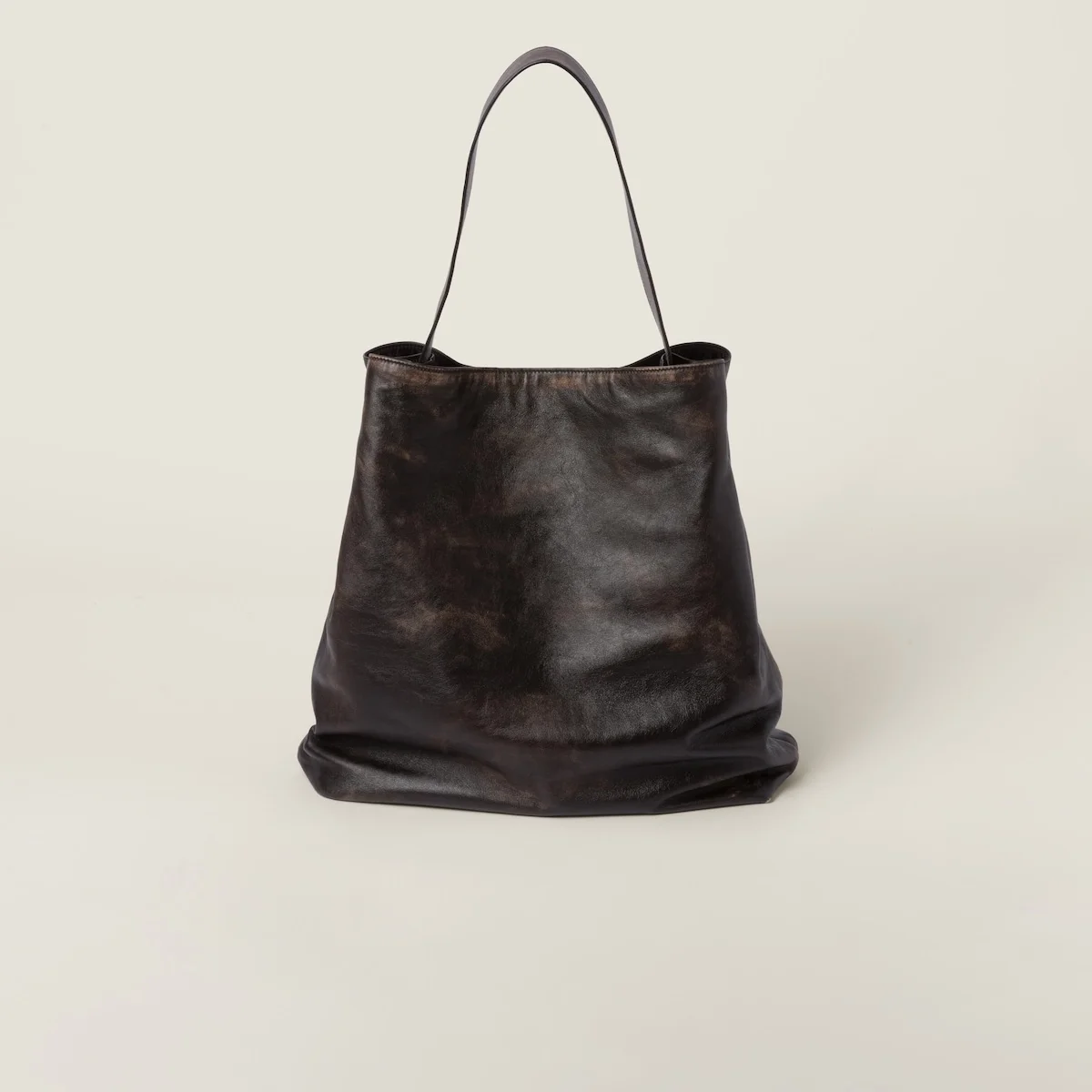 미우미우 나파 가죽 숄더백 커피