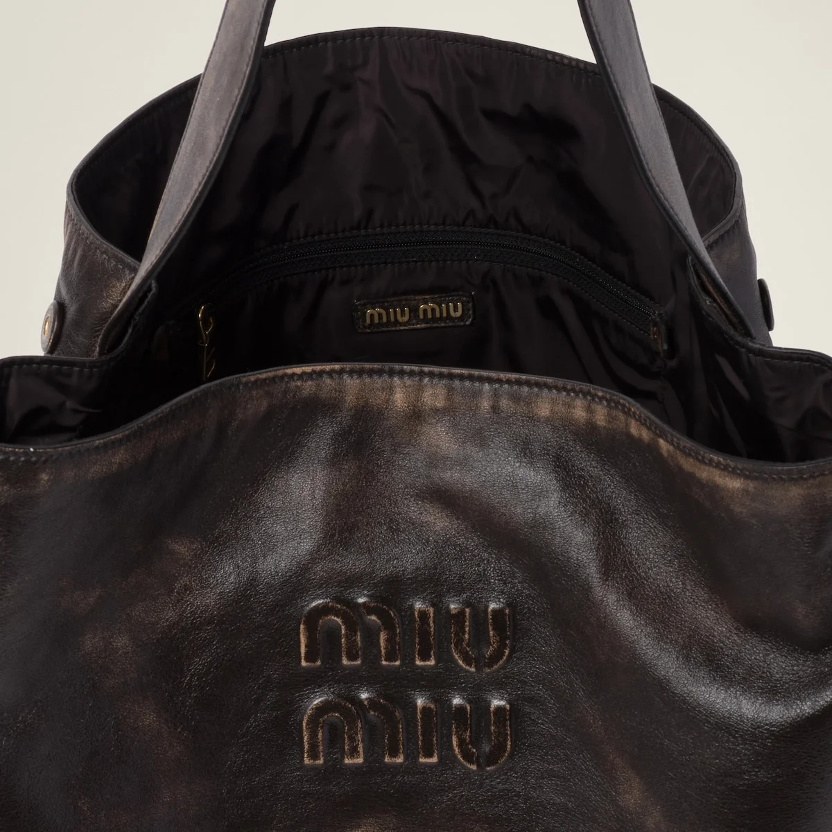 미우미우 나파 가죽 숄더백 커피