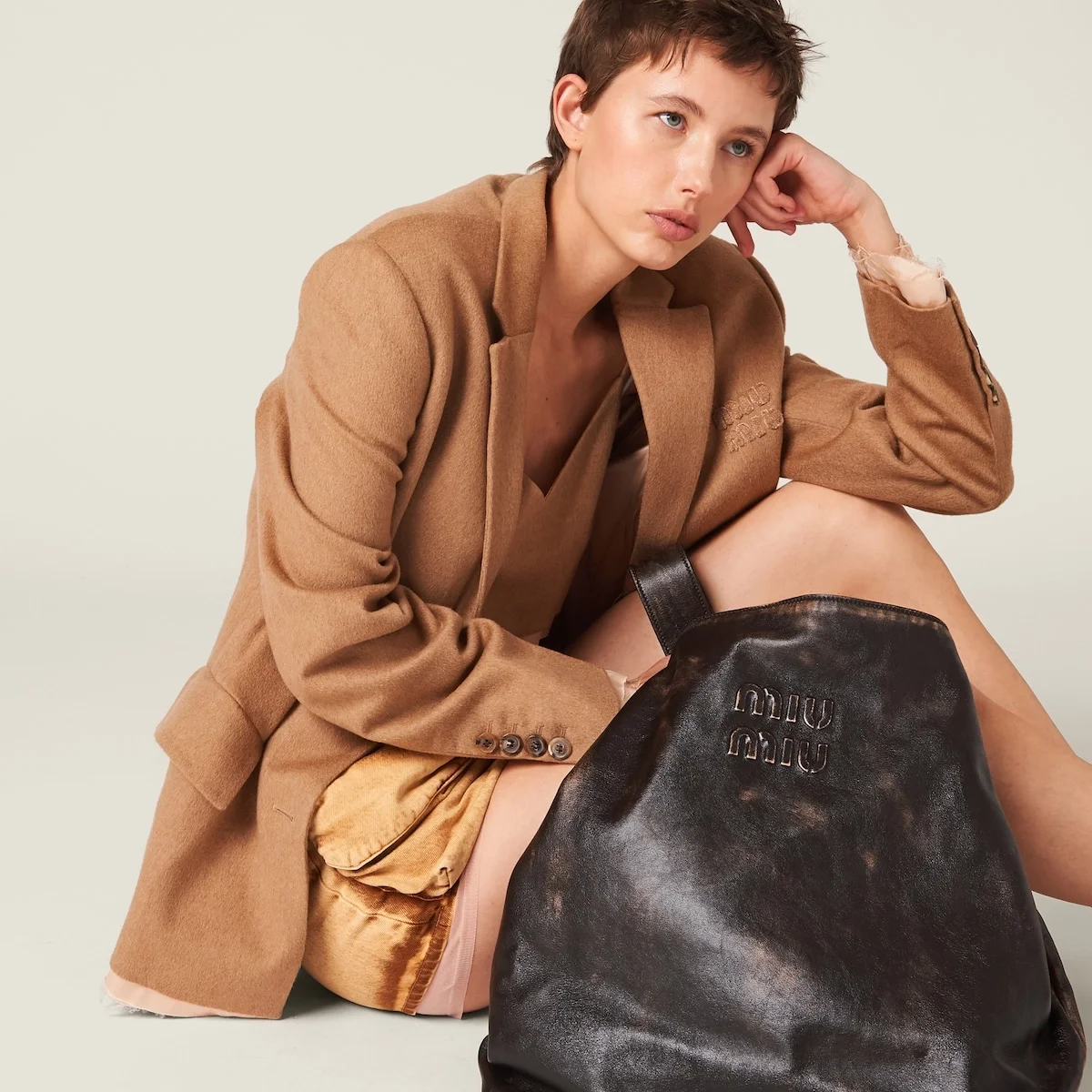 미우미우 나파 가죽 숄더백 커피