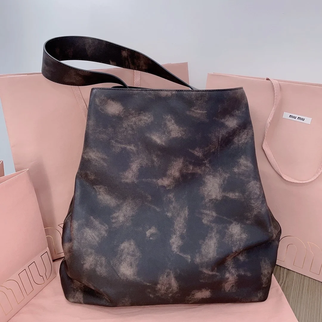 미우미우 나파 가죽 숄더백 커피