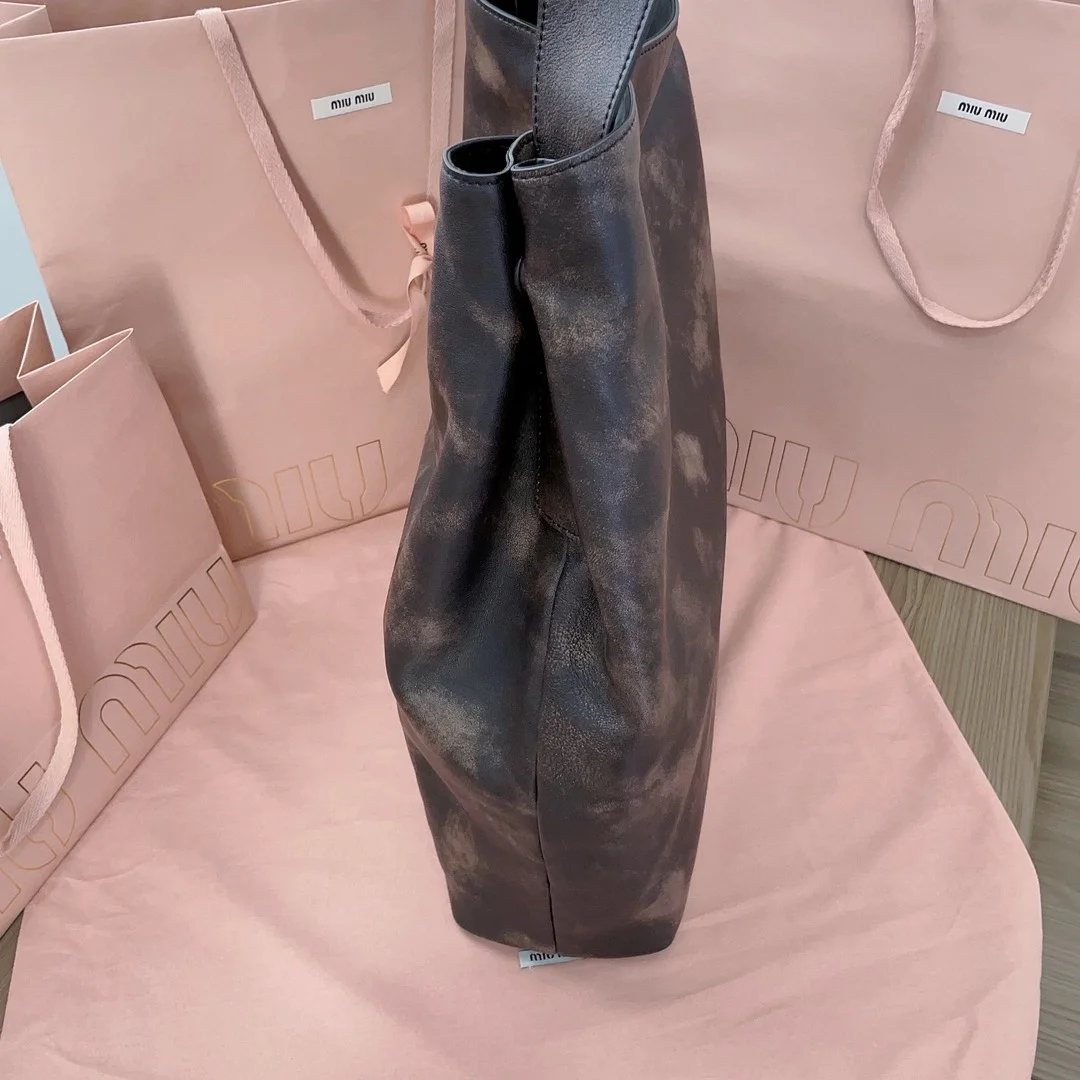 미우미우 나파 가죽 숄더백 커피