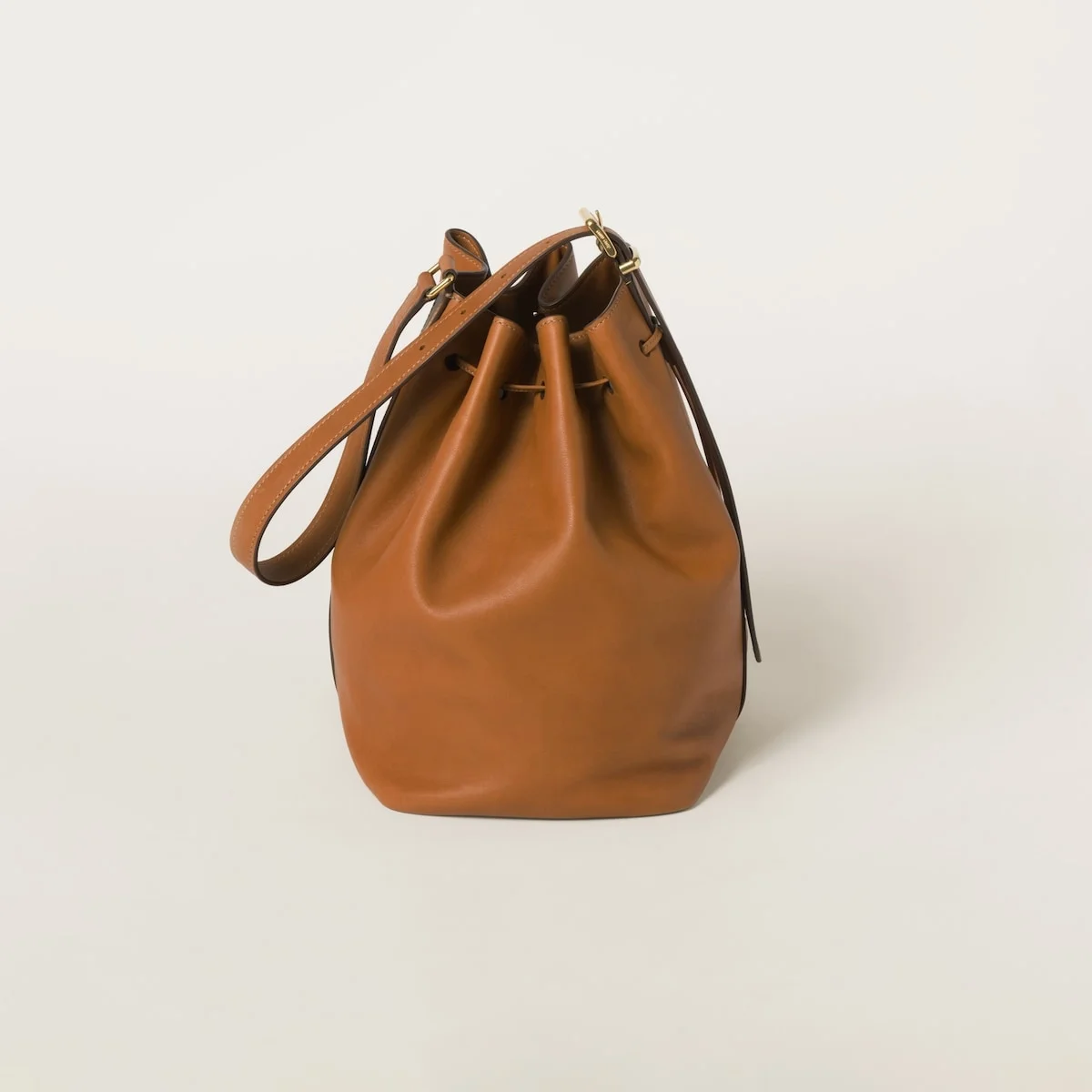 미우미우 미디엄 가죽 버킷백 브라운