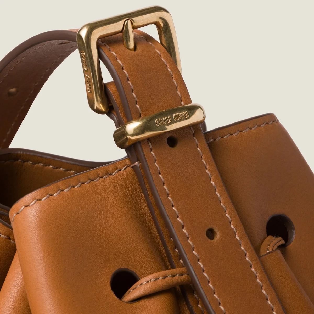 미우미우 미디엄 가죽 버킷백 브라운