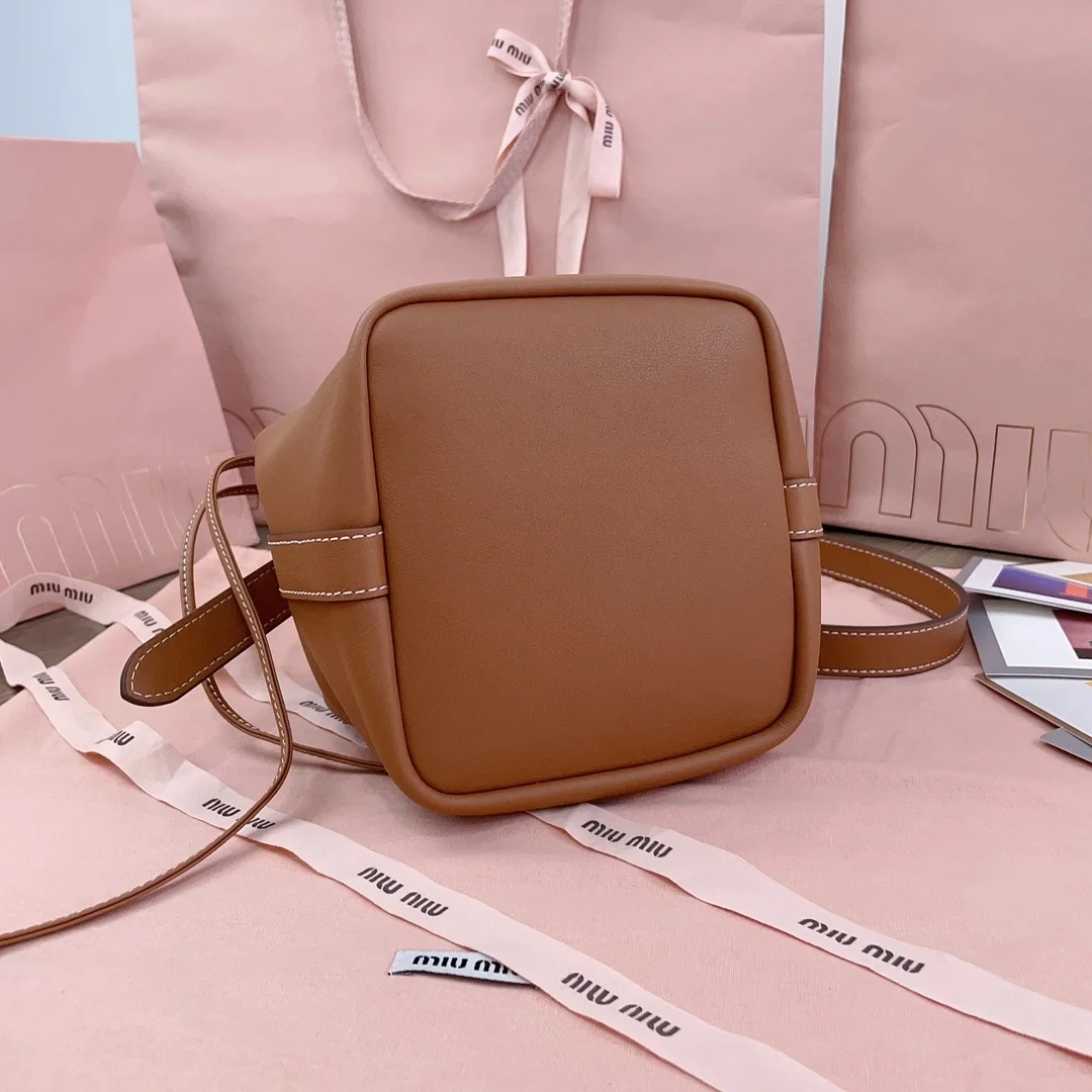 미우미우 미디엄 가죽 버킷백 브라운