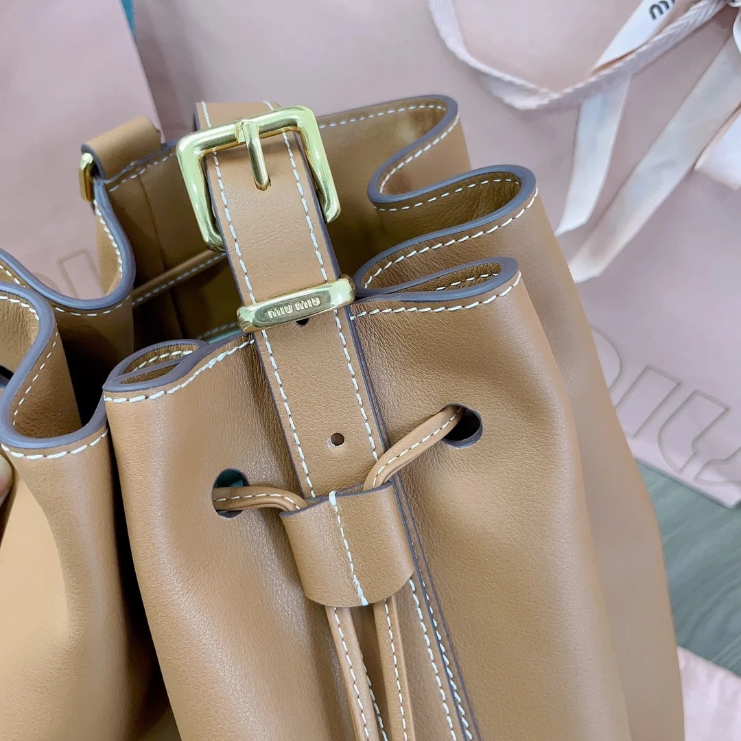 미우미우 미디엄 가죽 버킷백 브라운