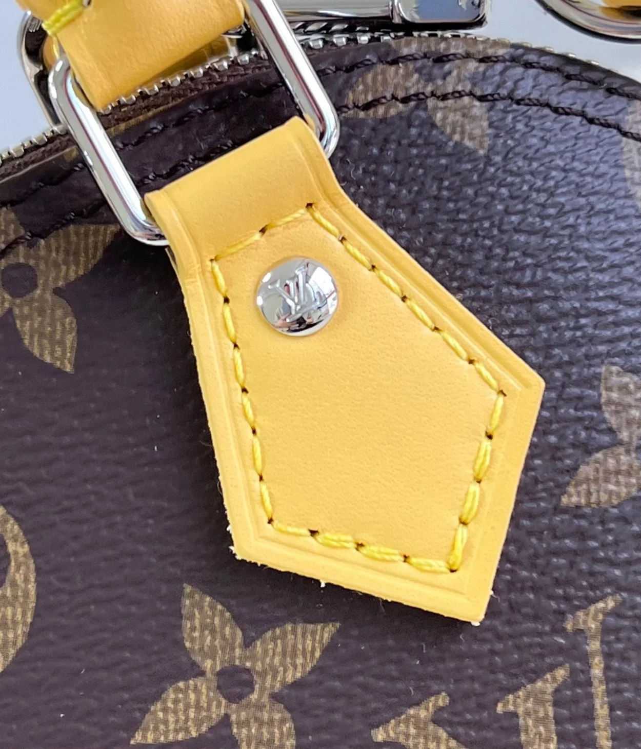 루이비통 나노 알마 모노그램 M82717