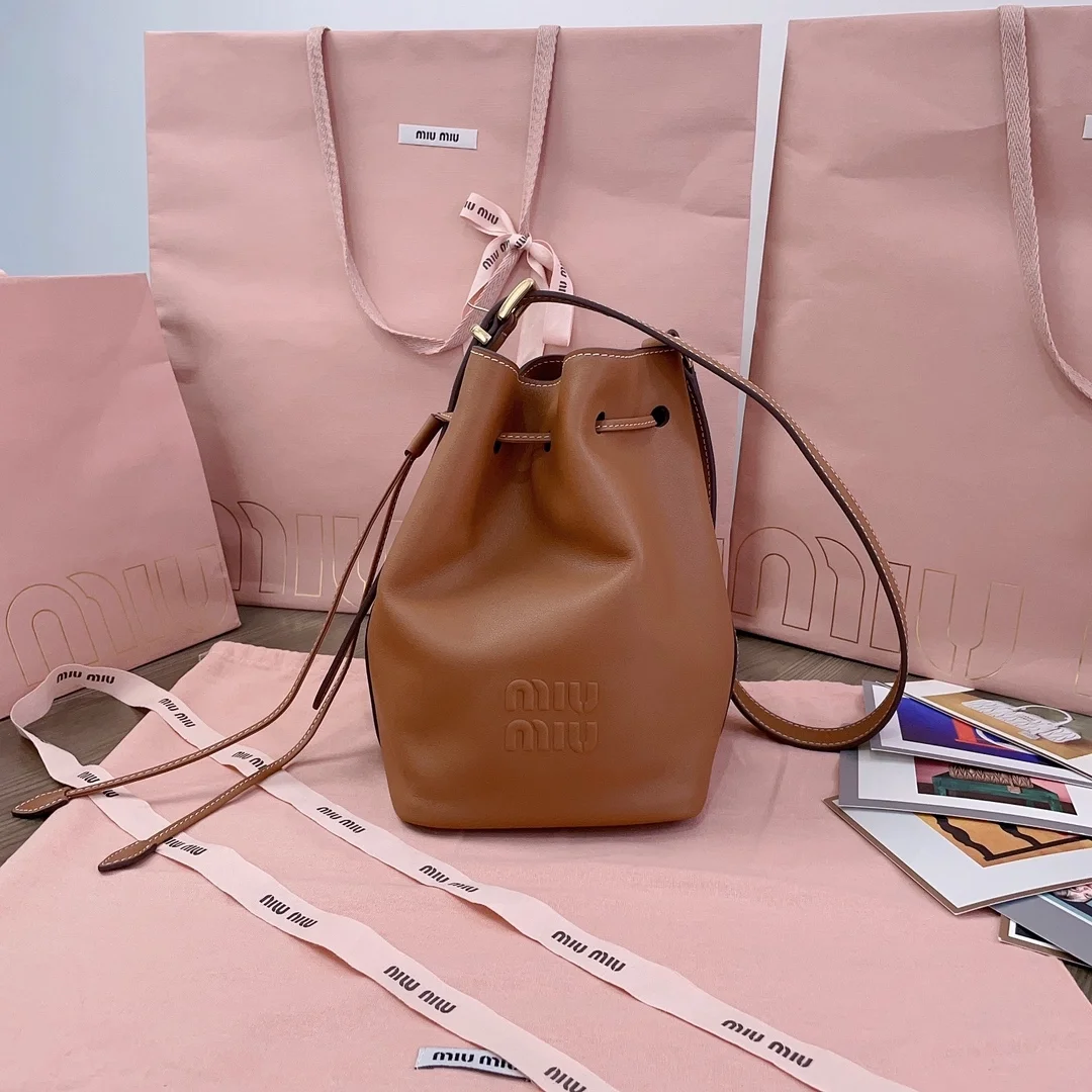 미우미우 스몰 가죽 버킷백 브라운