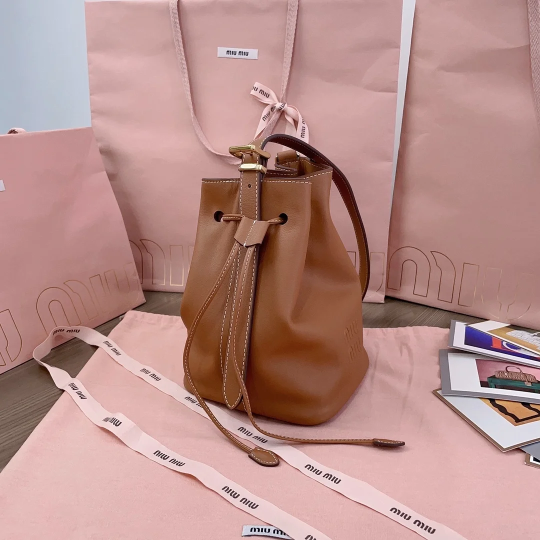 미우미우 스몰 가죽 버킷백 브라운