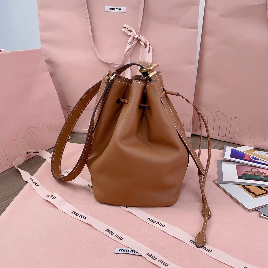 미우미우 스몰 가죽 버킷백 브라운