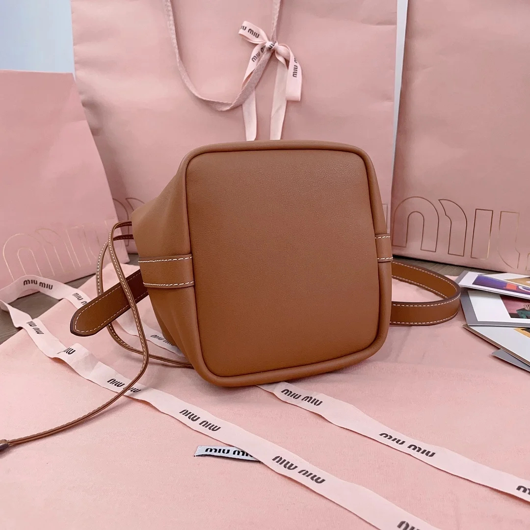 미우미우 스몰 가죽 버킷백 브라운