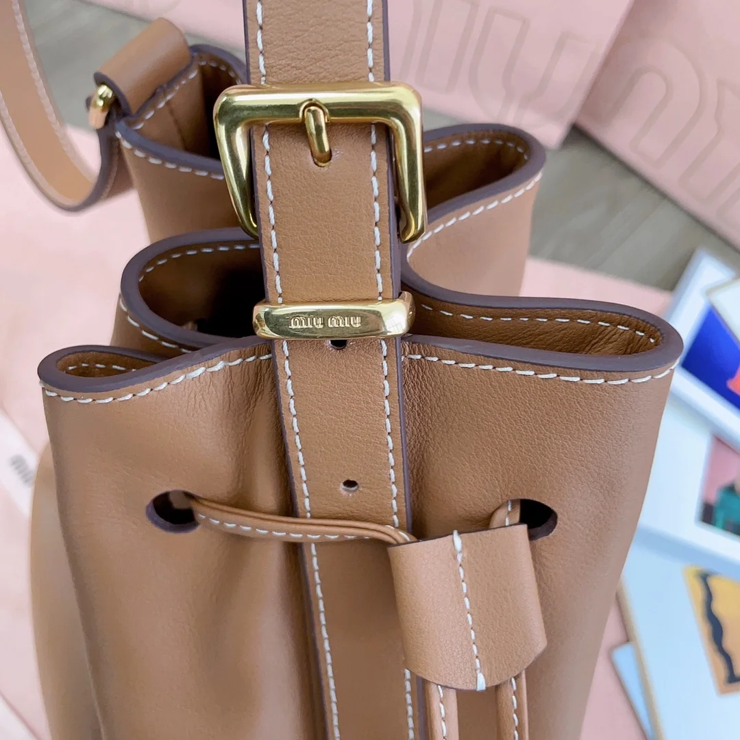 미우미우 스몰 가죽 버킷백 브라운