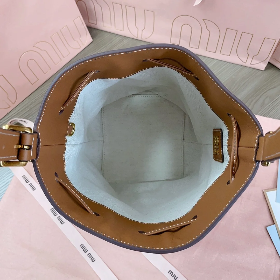 미우미우 스몰 가죽 버킷백 브라운