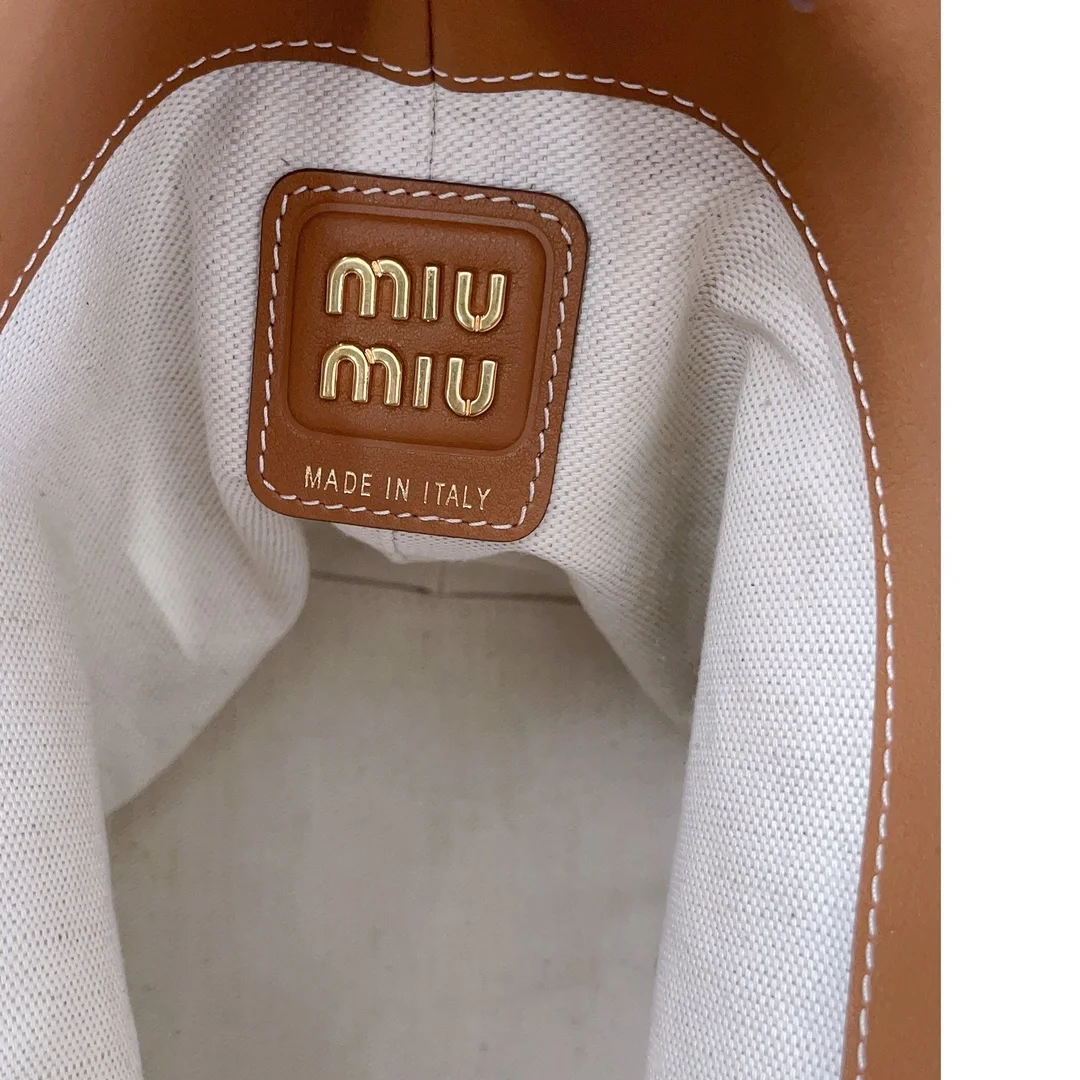 미우미우 스몰 가죽 버킷백 브라운