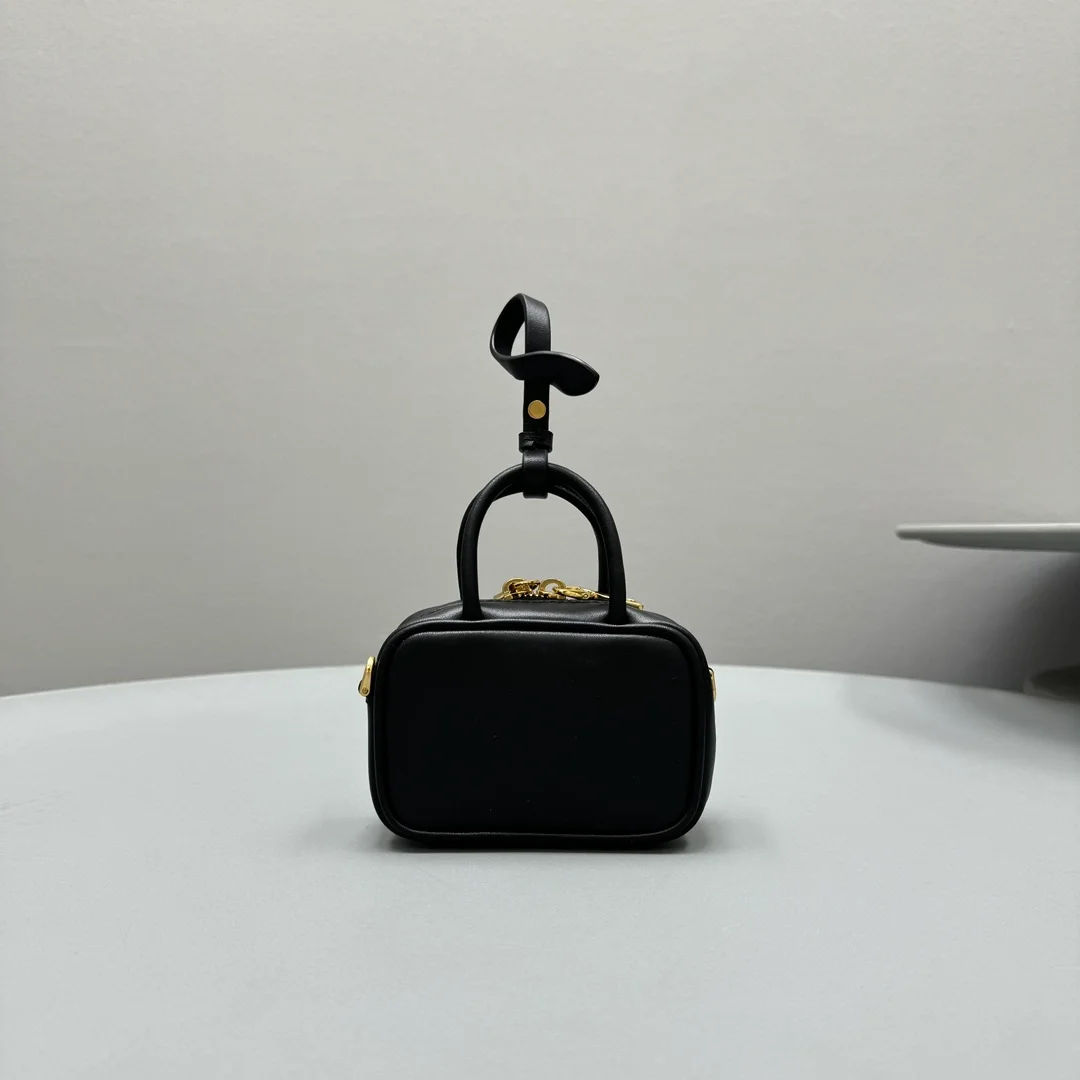 미우미우 마이크로 백 블랙