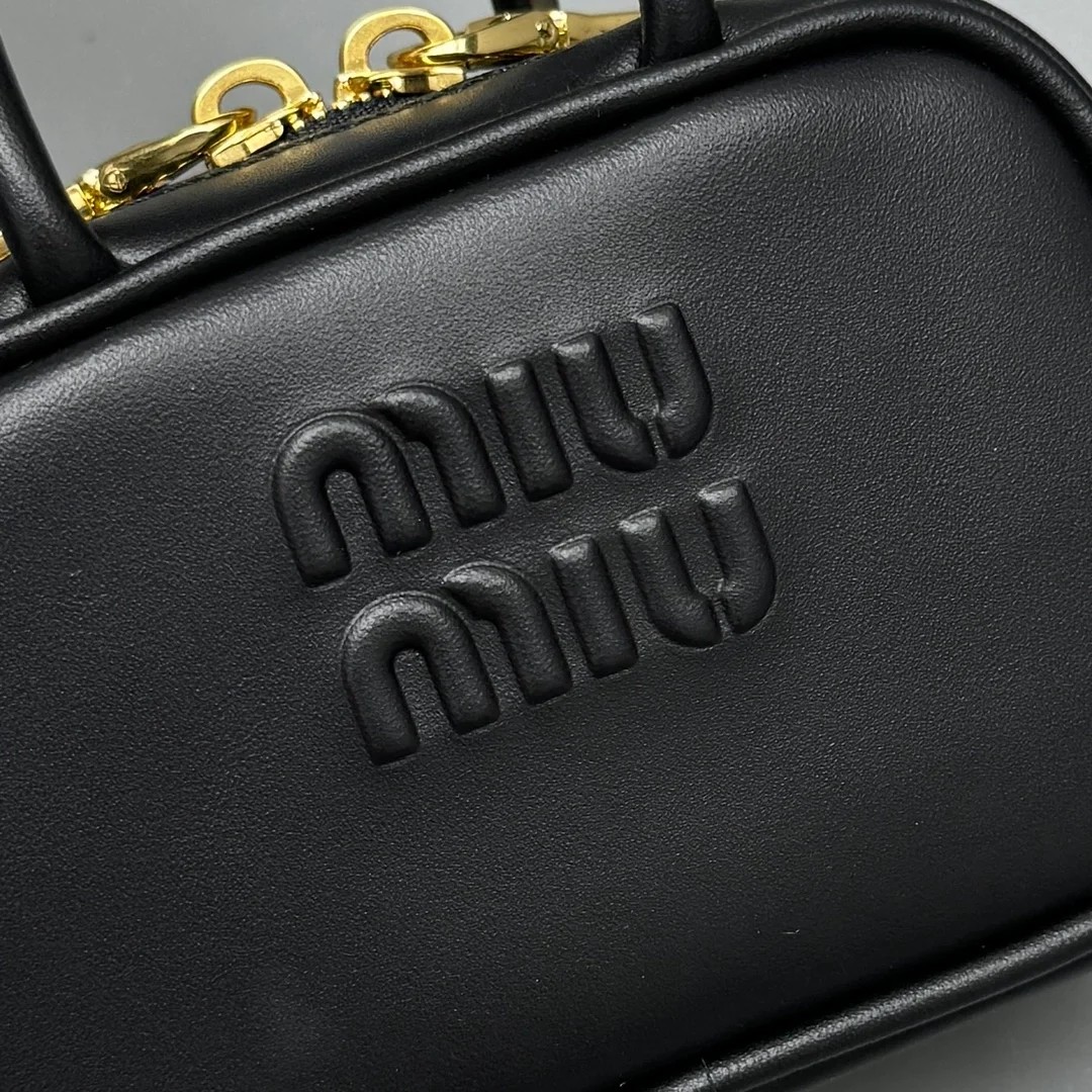 미우미우 마이크로 백 블랙