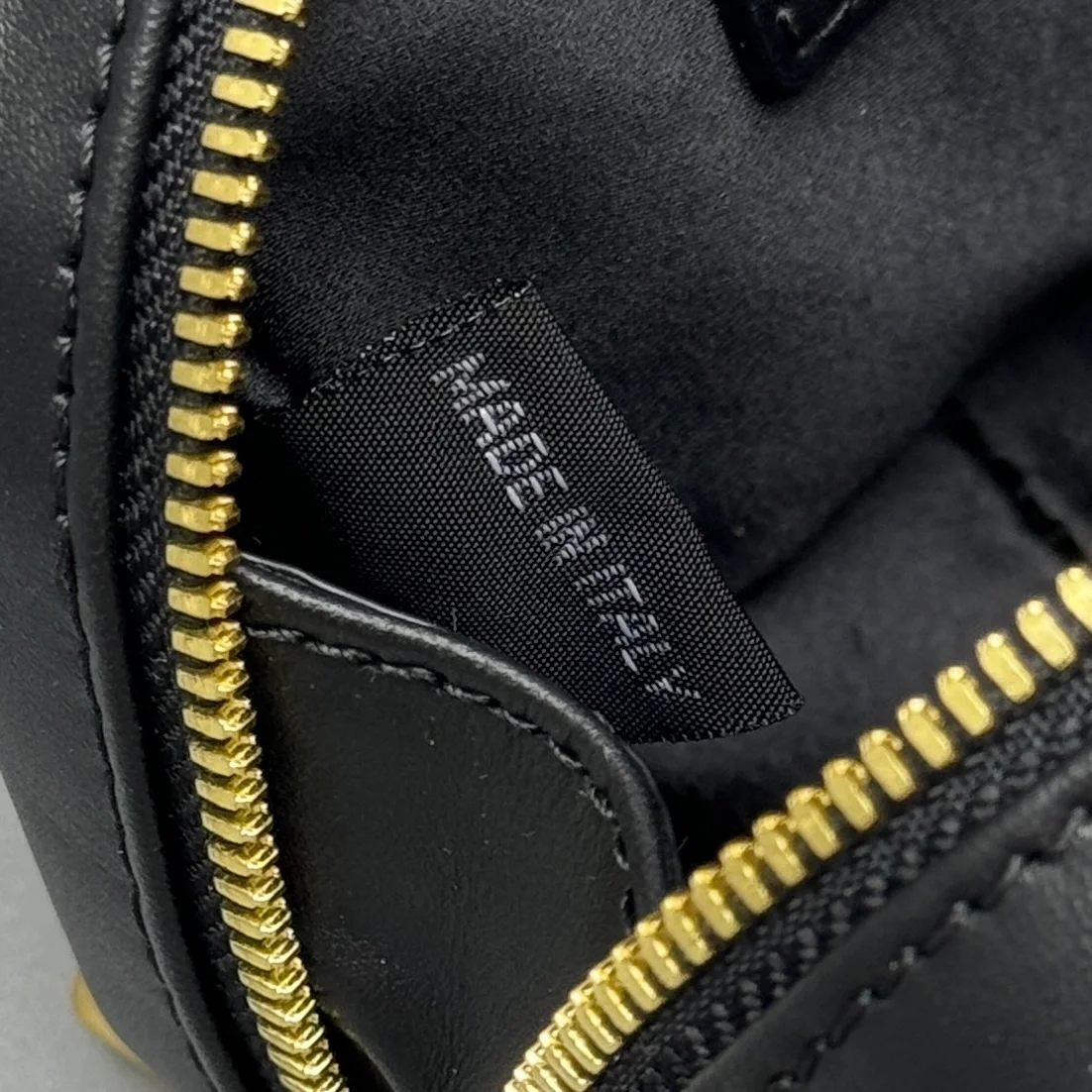 미우미우 마이크로 백 블랙