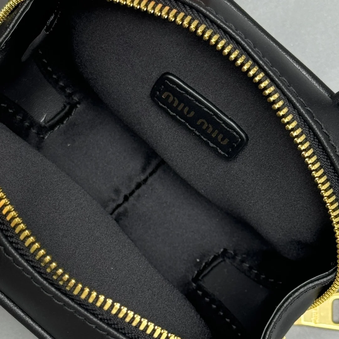 미우미우 마이크로 백 블랙