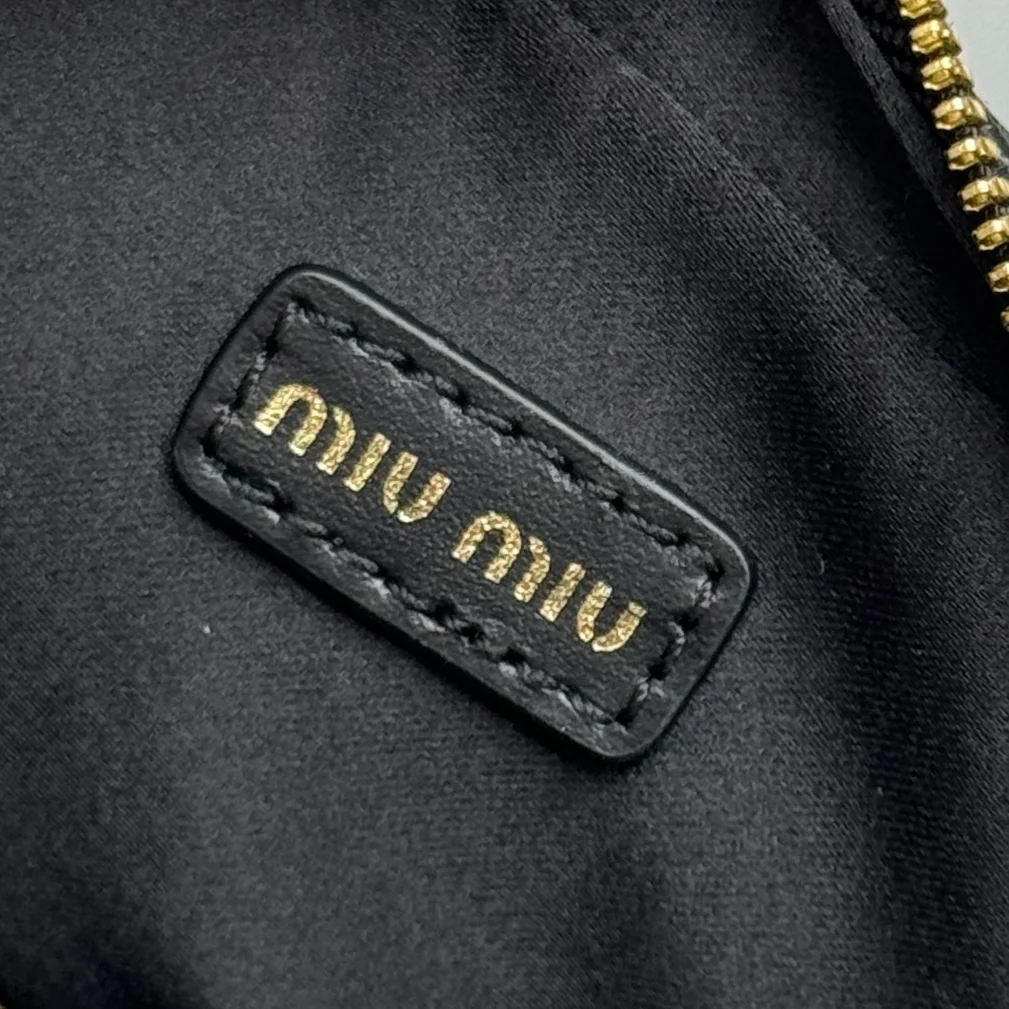미우미우 마이크로 백 블랙