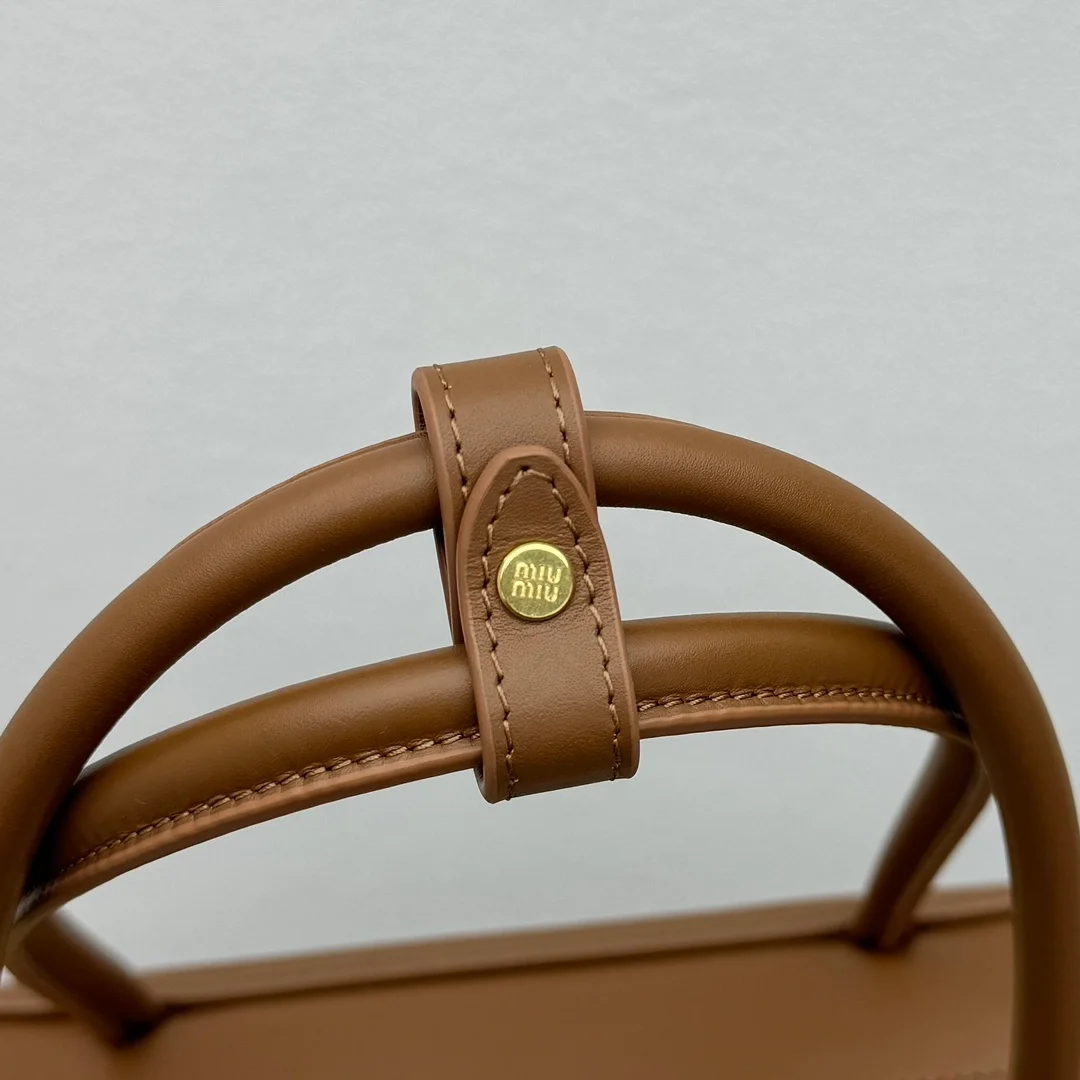 미우미우 가죽 탑 핸들 숄더백 브라운