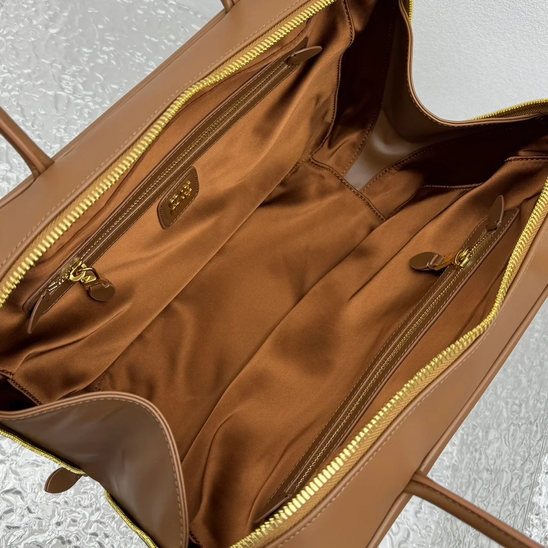 미우미우 가죽 탑 핸들 숄더백 브라운