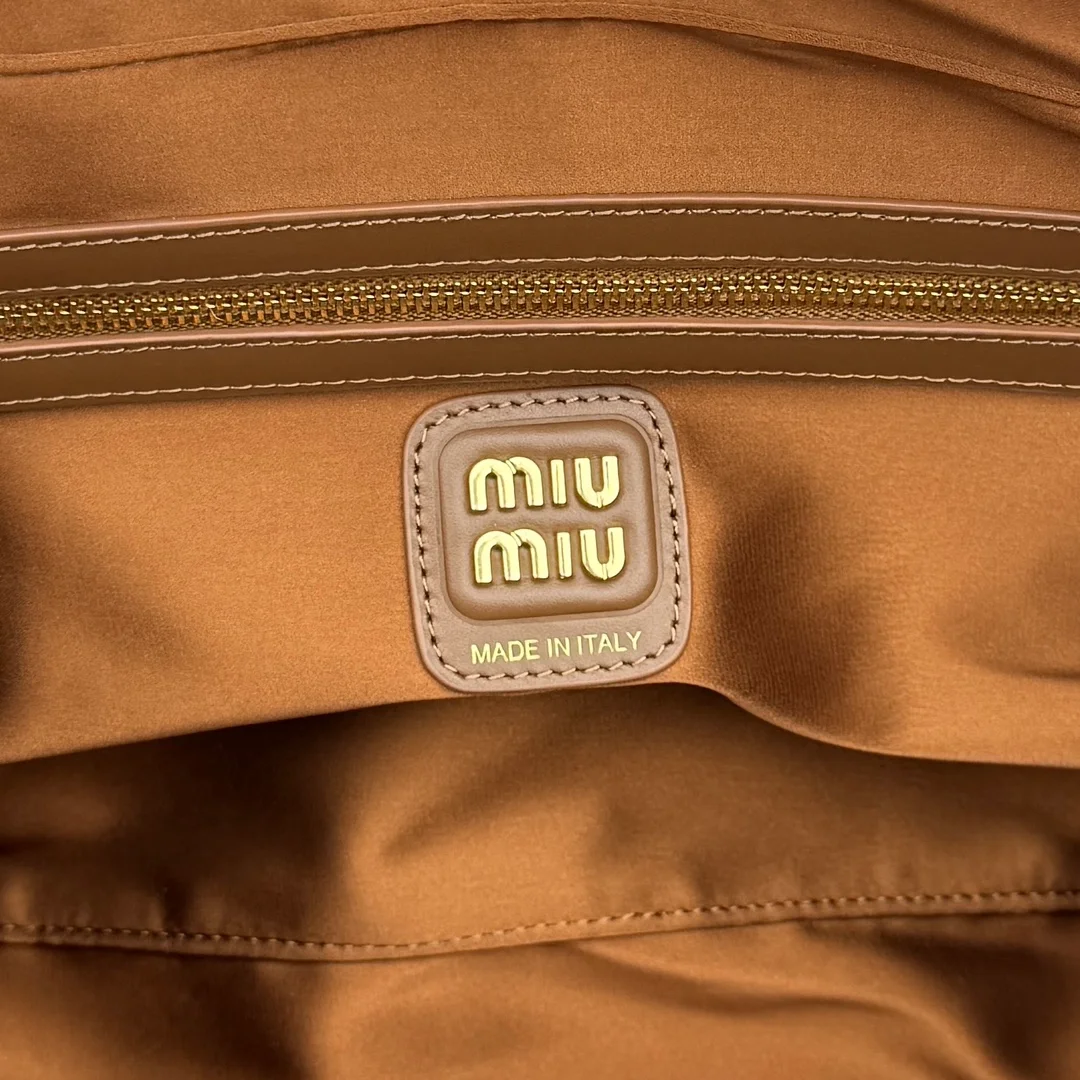 미우미우 가죽 탑 핸들 숄더백 브라운