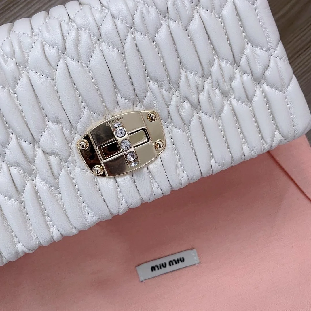미우미우 마테라쎄 나파 가죽 크리스탈 미니백 화이트