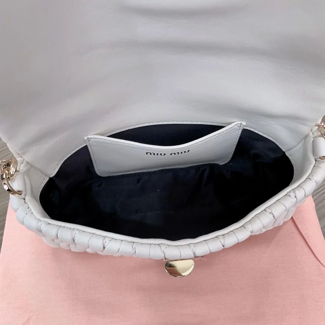 미우미우 마테라쎄 나파 가죽 크리스탈 미니백 화이트