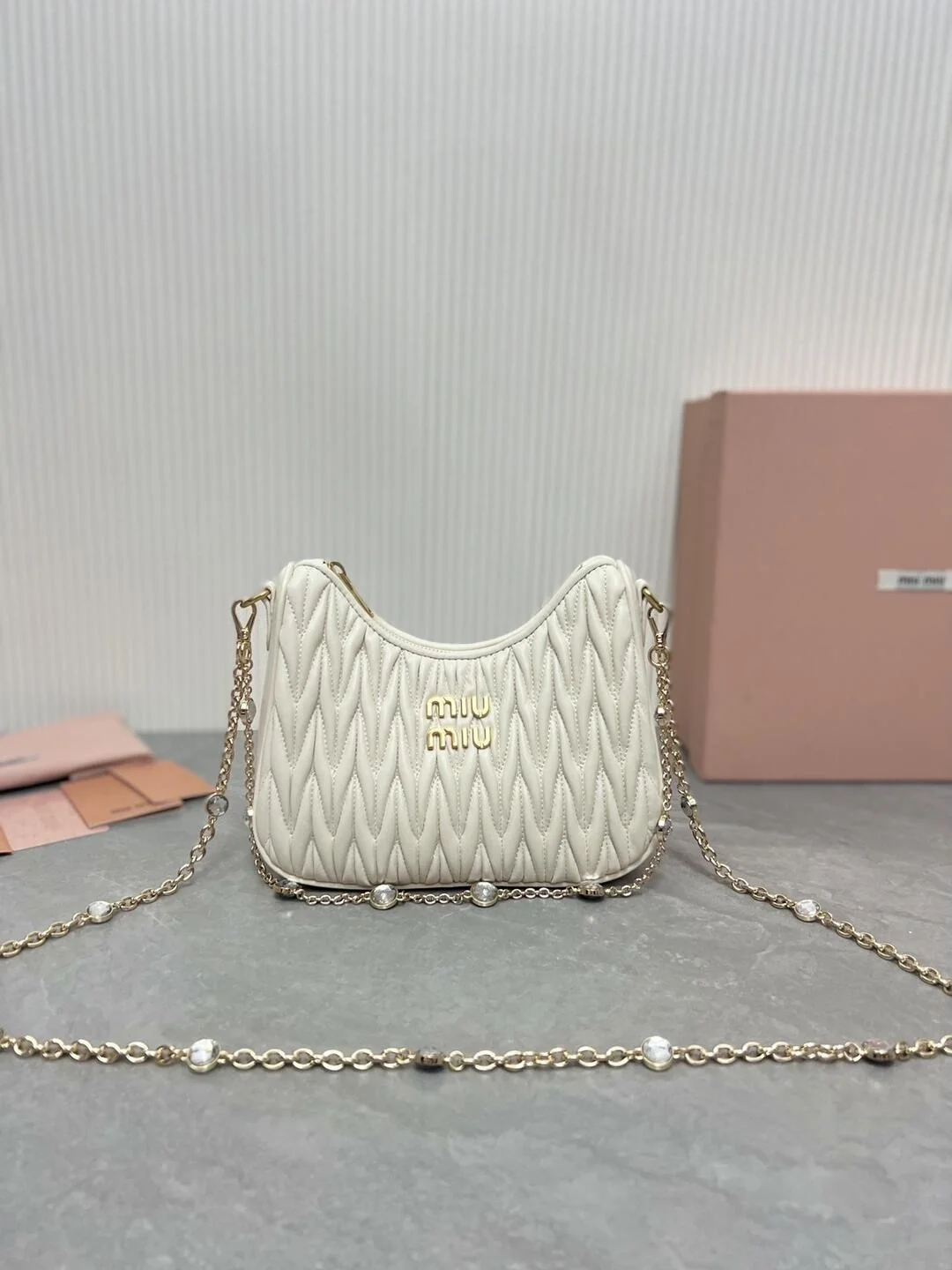 미우미우 마테라쎄 나파 가죽 숄더백 크리스탈 화이트