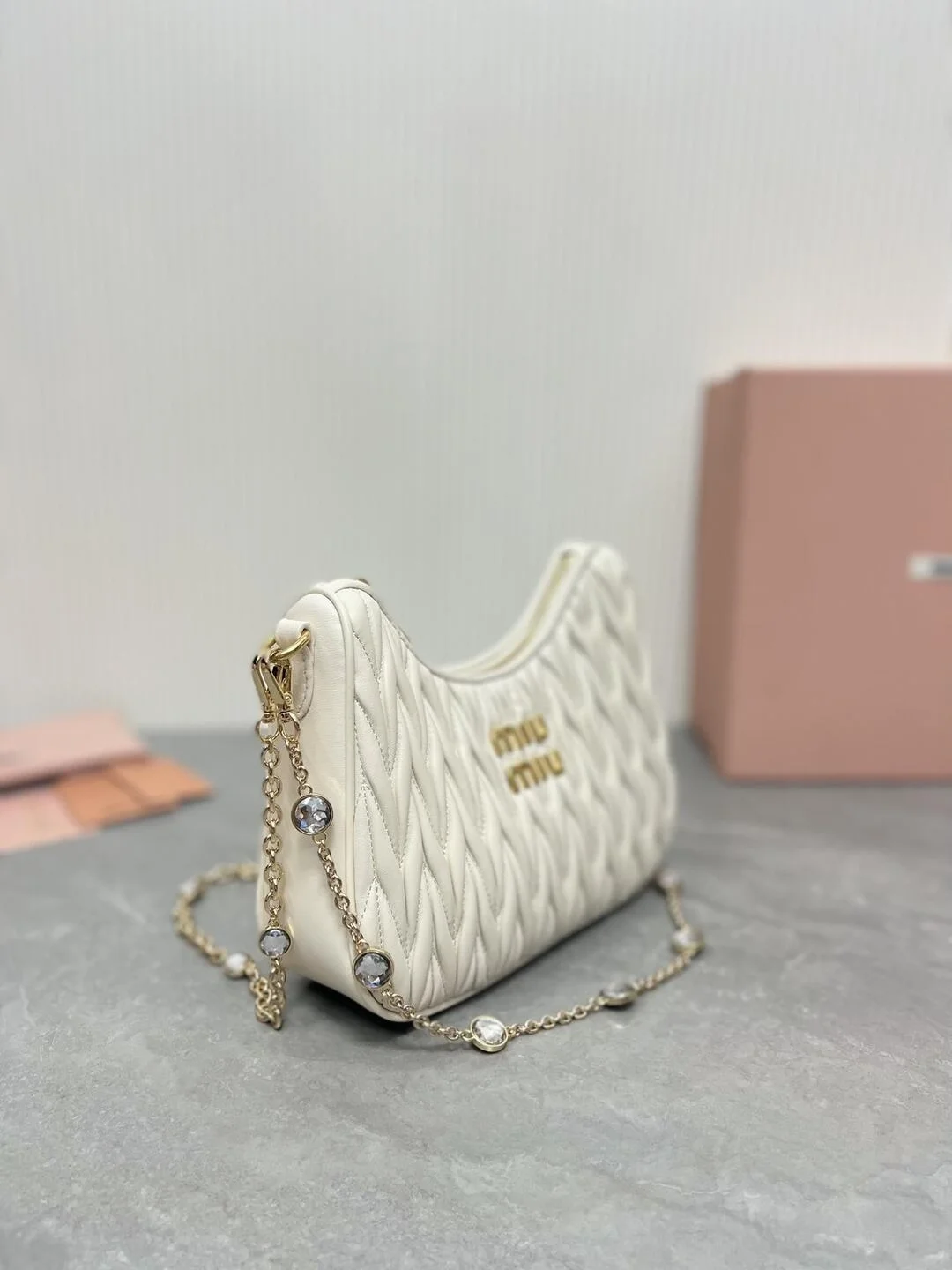 미우미우 마테라쎄 나파 가죽 숄더백 크리스탈 화이트