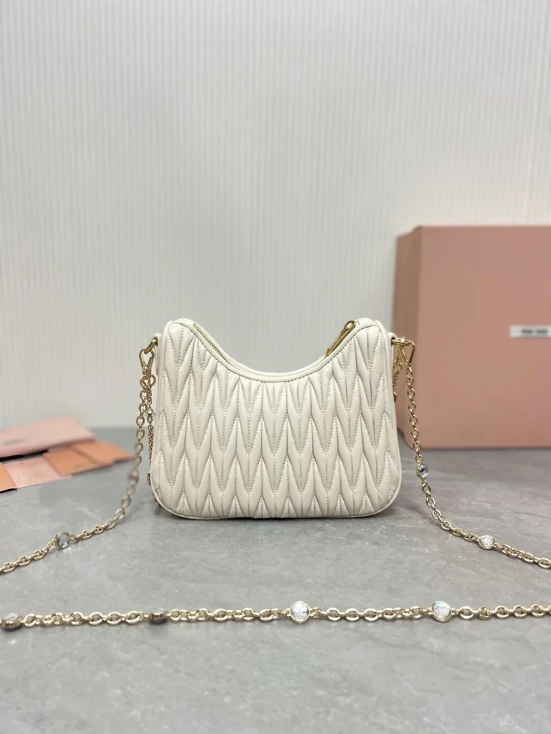 미우미우 마테라쎄 나파 가죽 숄더백 크리스탈 화이트