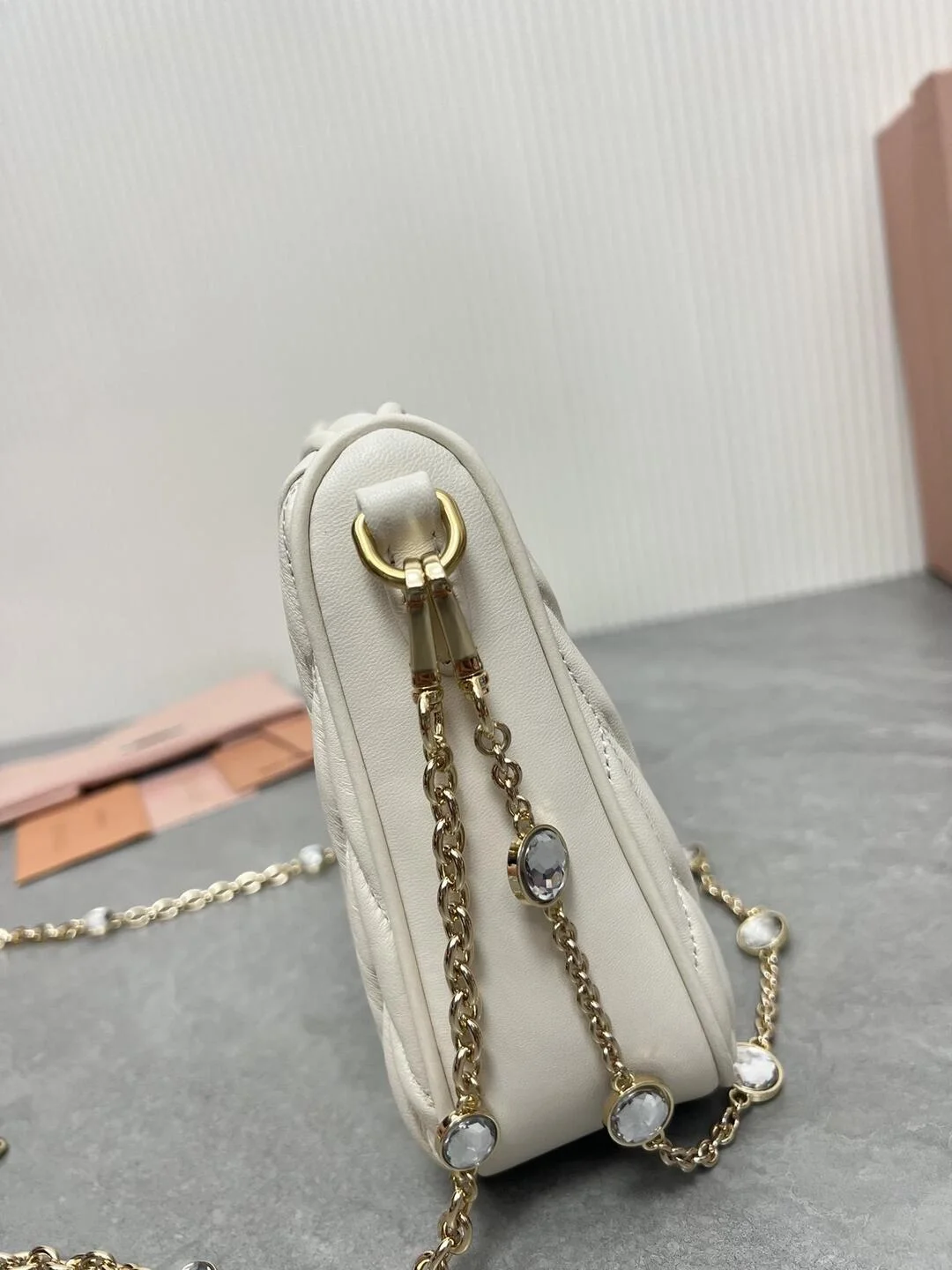 미우미우 마테라쎄 나파 가죽 숄더백 크리스탈 화이트