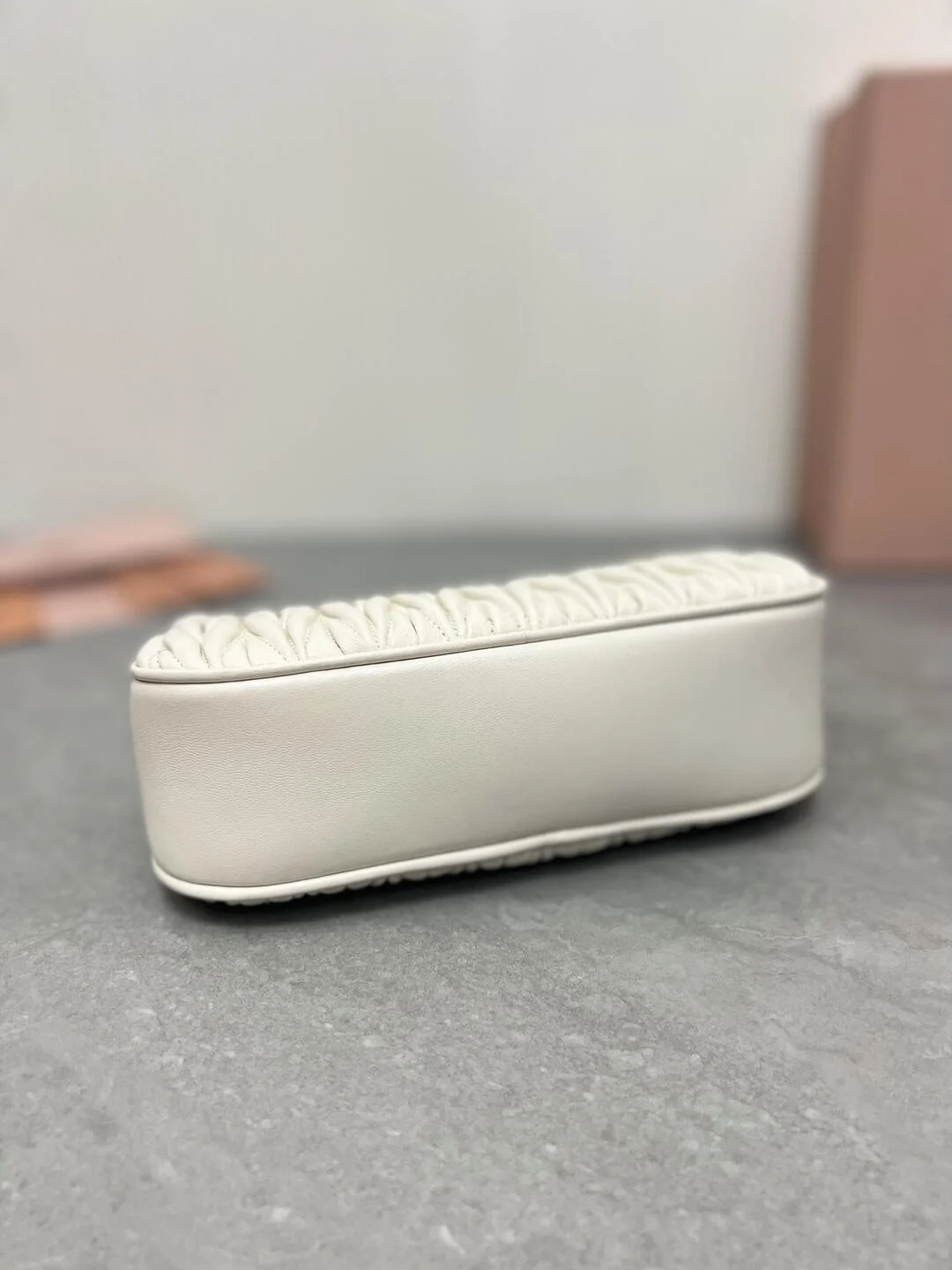 미우미우 마테라쎄 나파 가죽 숄더백 크리스탈 화이트