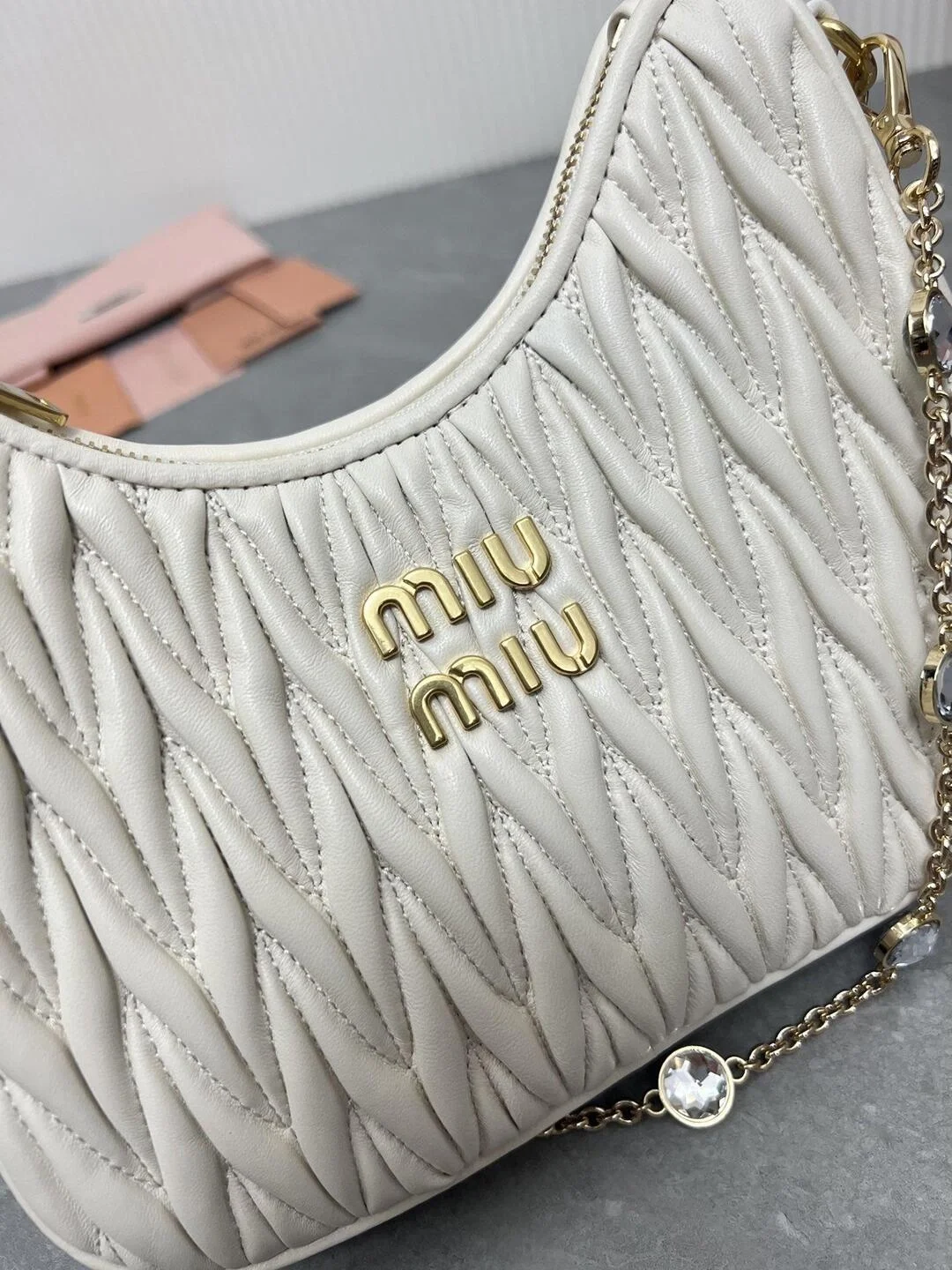 미우미우 마테라쎄 나파 가죽 숄더백 크리스탈 화이트