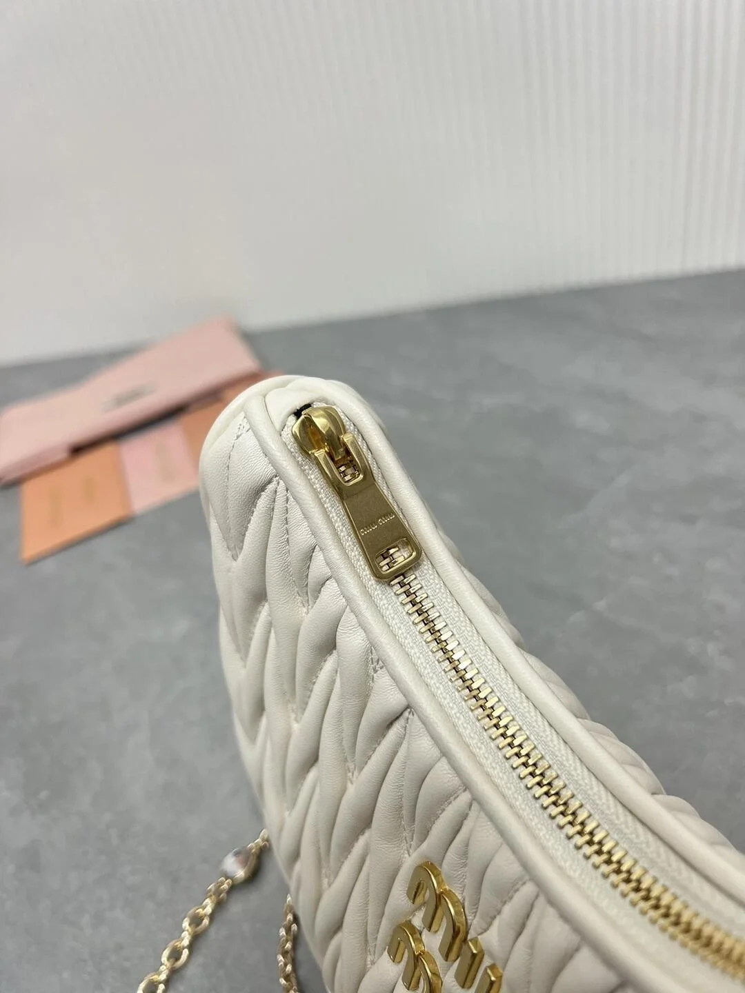 미우미우 마테라쎄 나파 가죽 숄더백 크리스탈 화이트