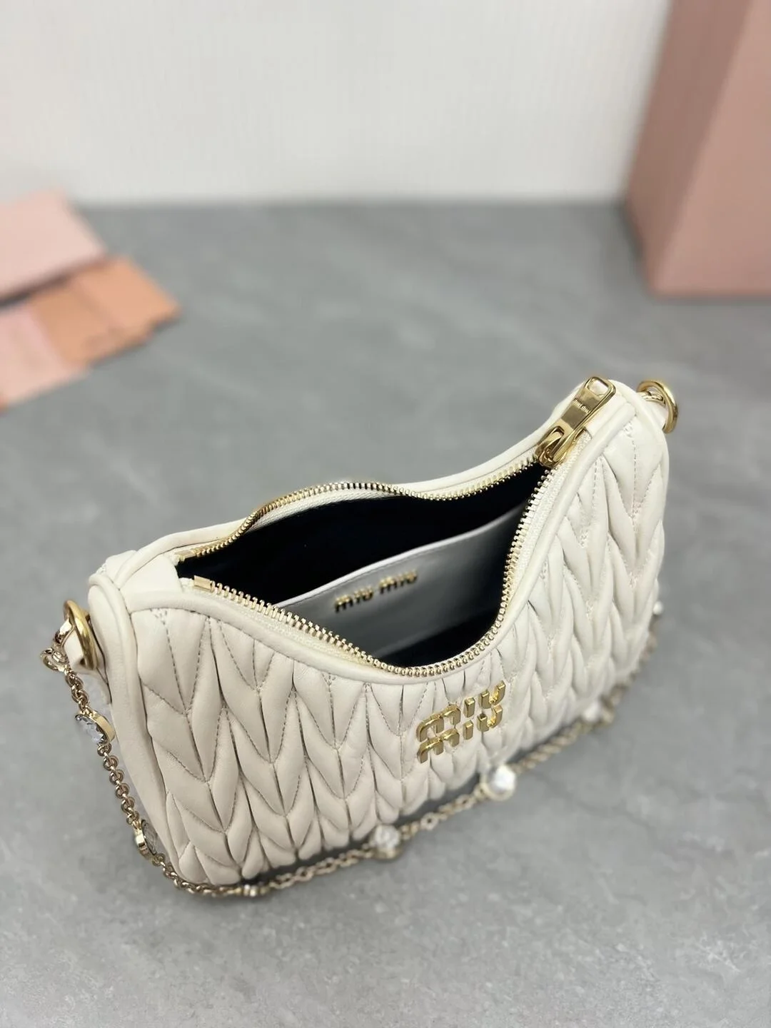 미우미우 마테라쎄 나파 가죽 숄더백 크리스탈 화이트