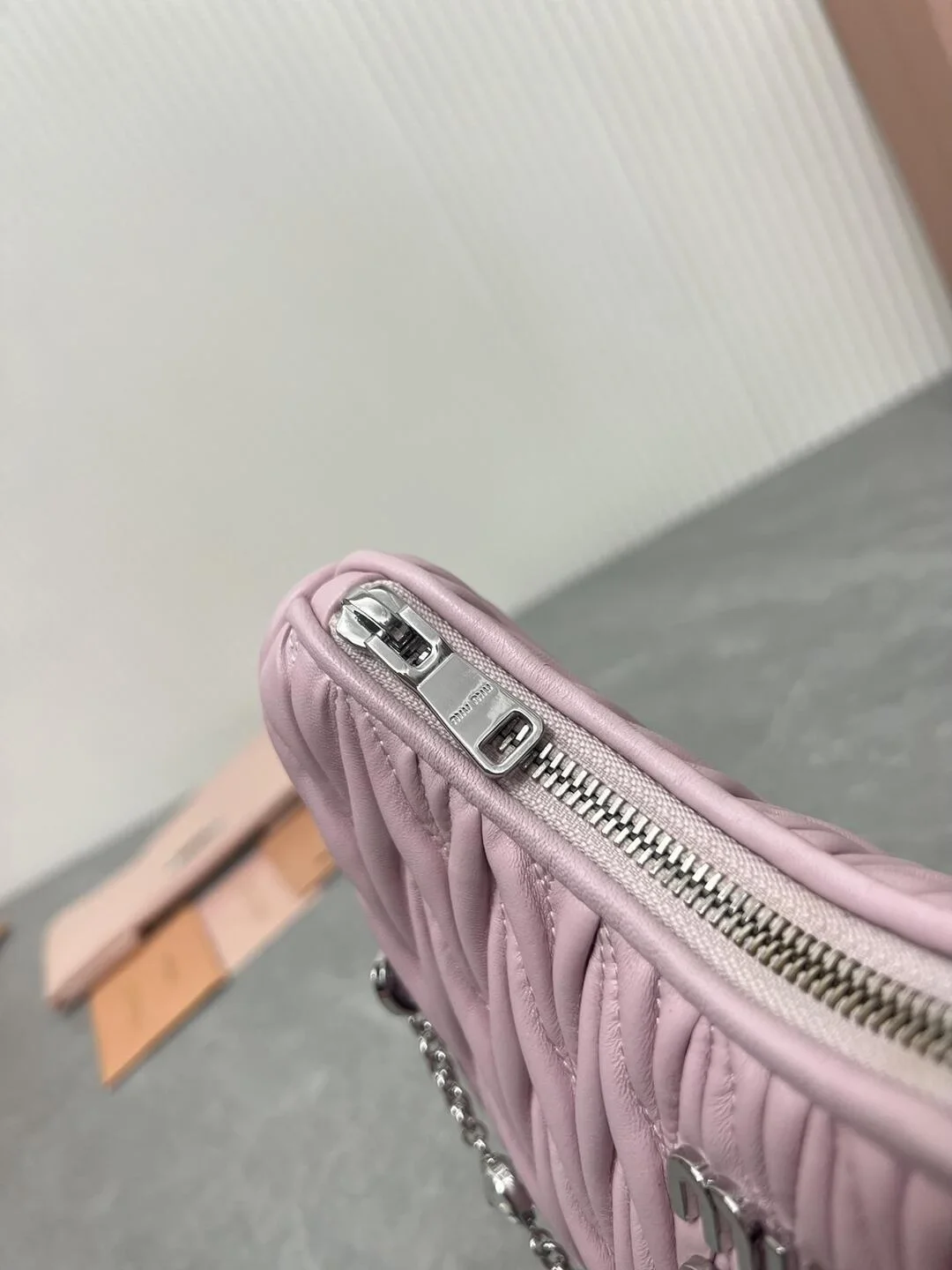 미우미우 마테라쎄 나파 가죽 숄더백 크리스탈 핑크