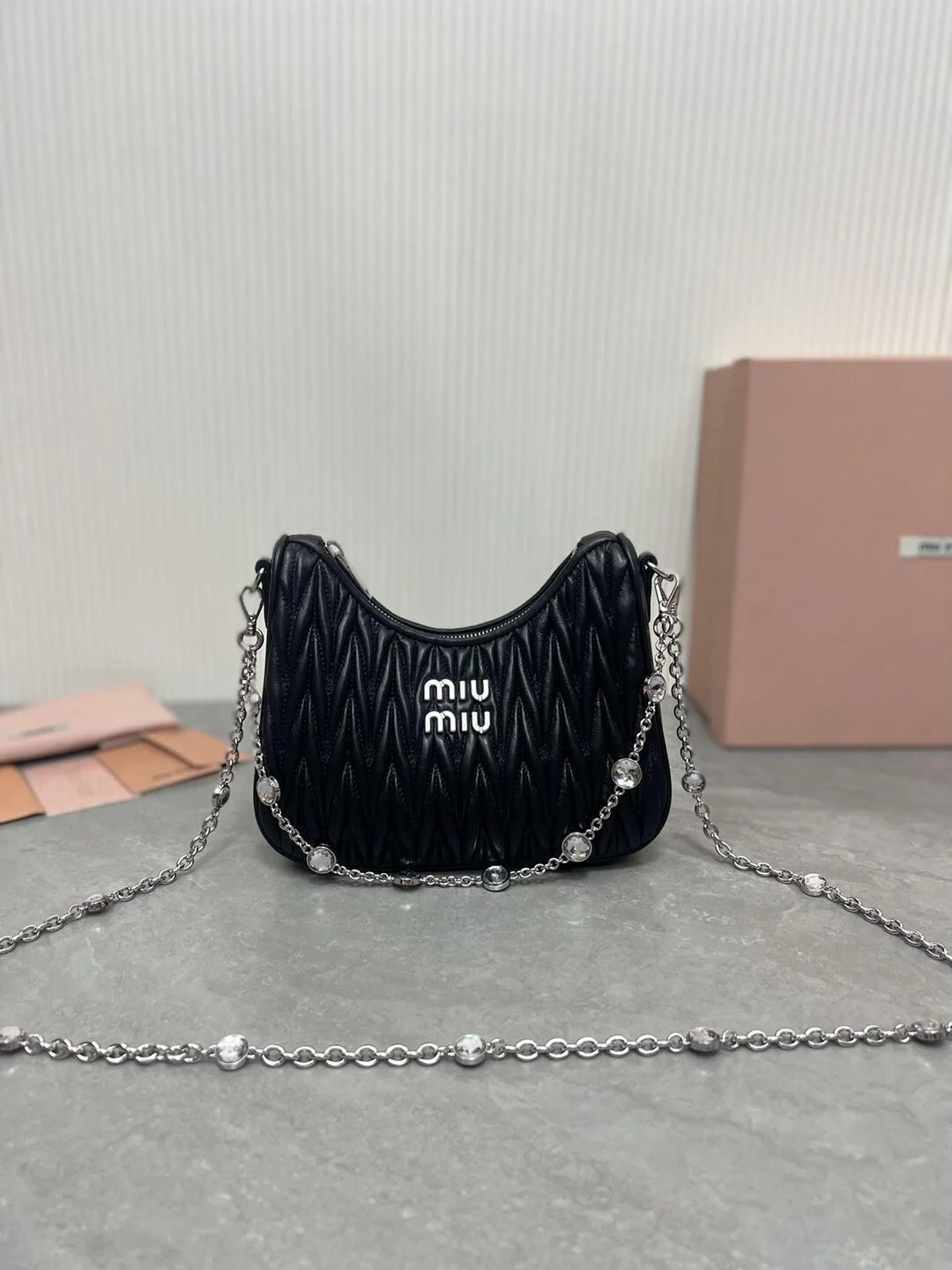 미우미우 마테라쎄 나파 가죽 숄더백 크리스탈 블랙