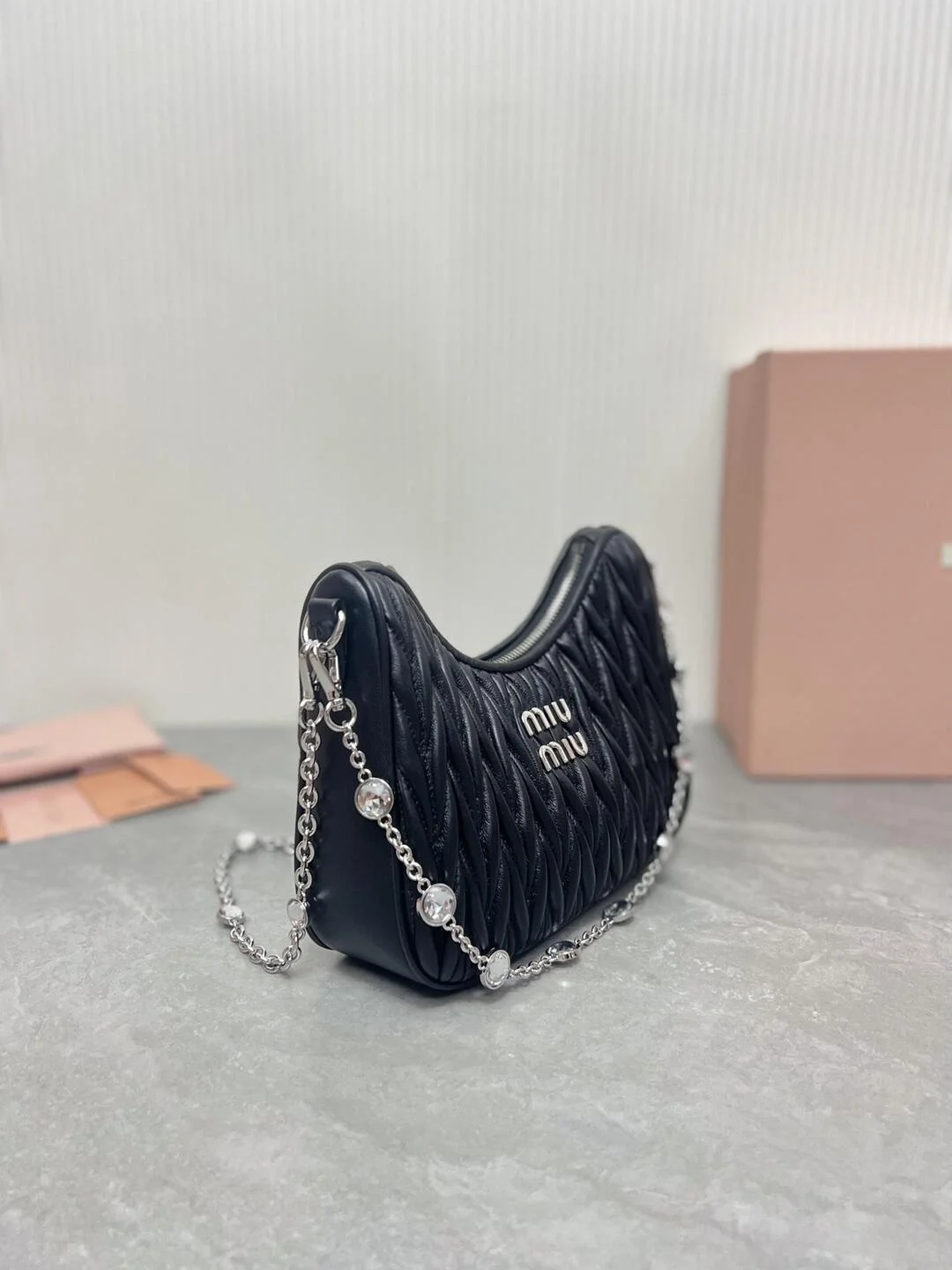미우미우 마테라쎄 나파 가죽 숄더백 크리스탈 블랙
