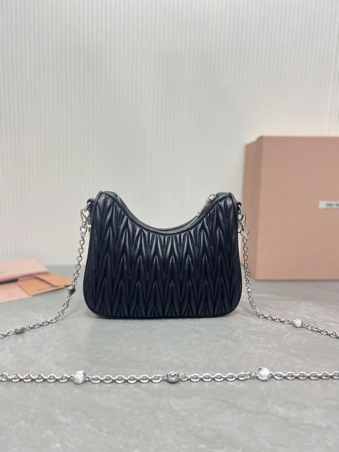 미우미우 마테라쎄 나파 가죽 숄더백 크리스탈 블랙